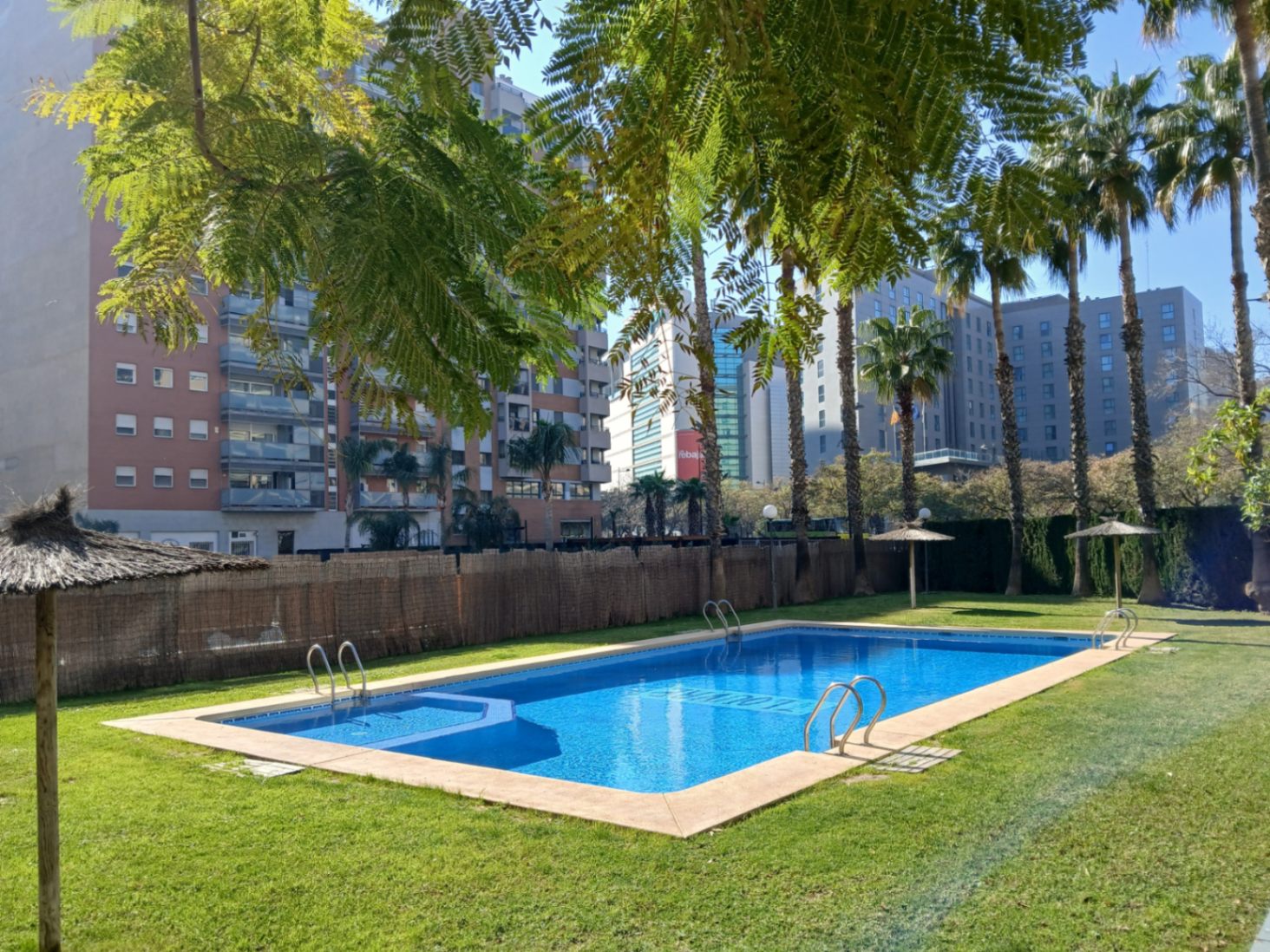 Appartement dans la zone de l'Avenida de Francia, Valence, avec garage et piscine.