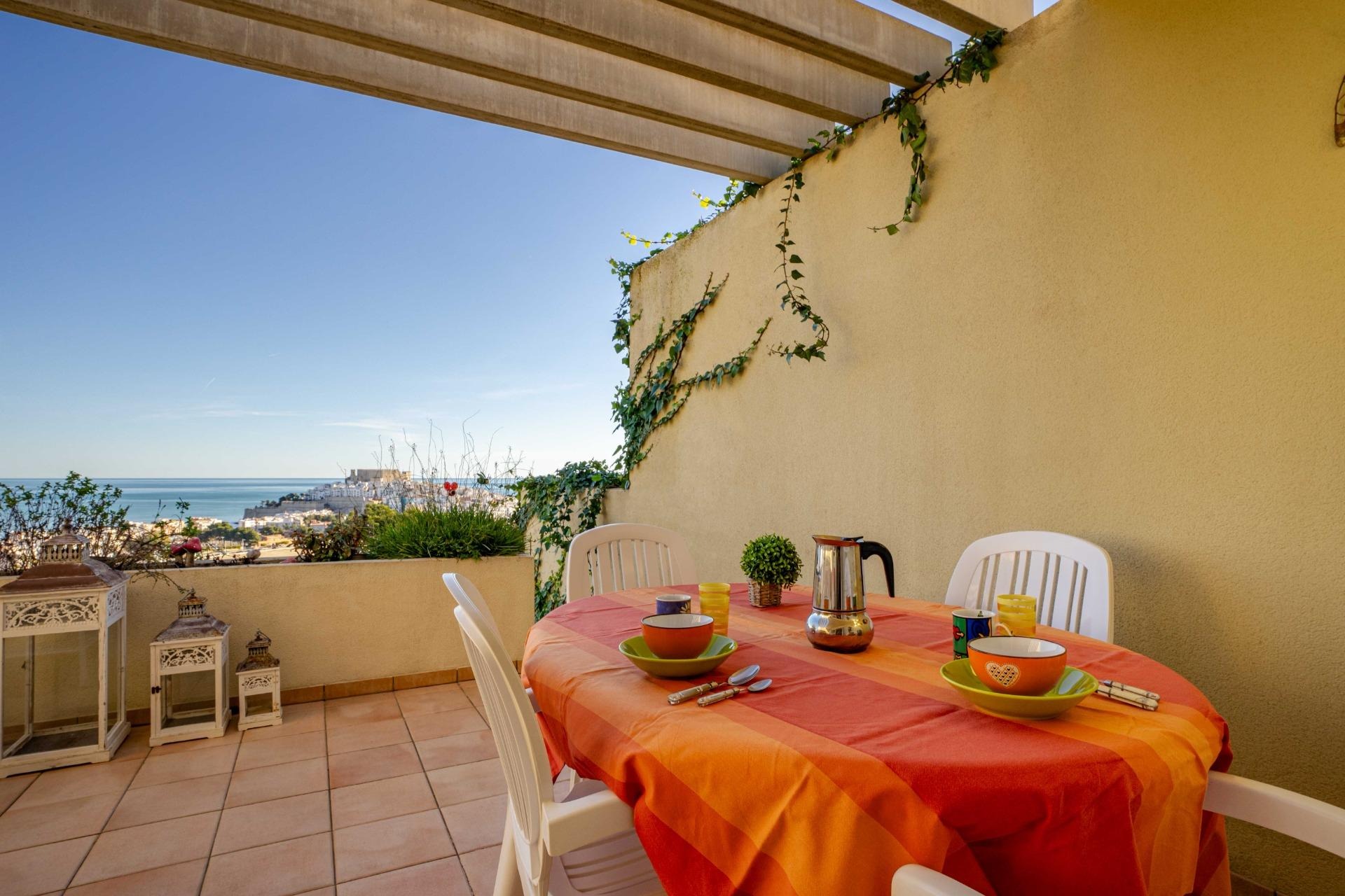 Semi-detached house in developments with 3 bedrooms and community pool.