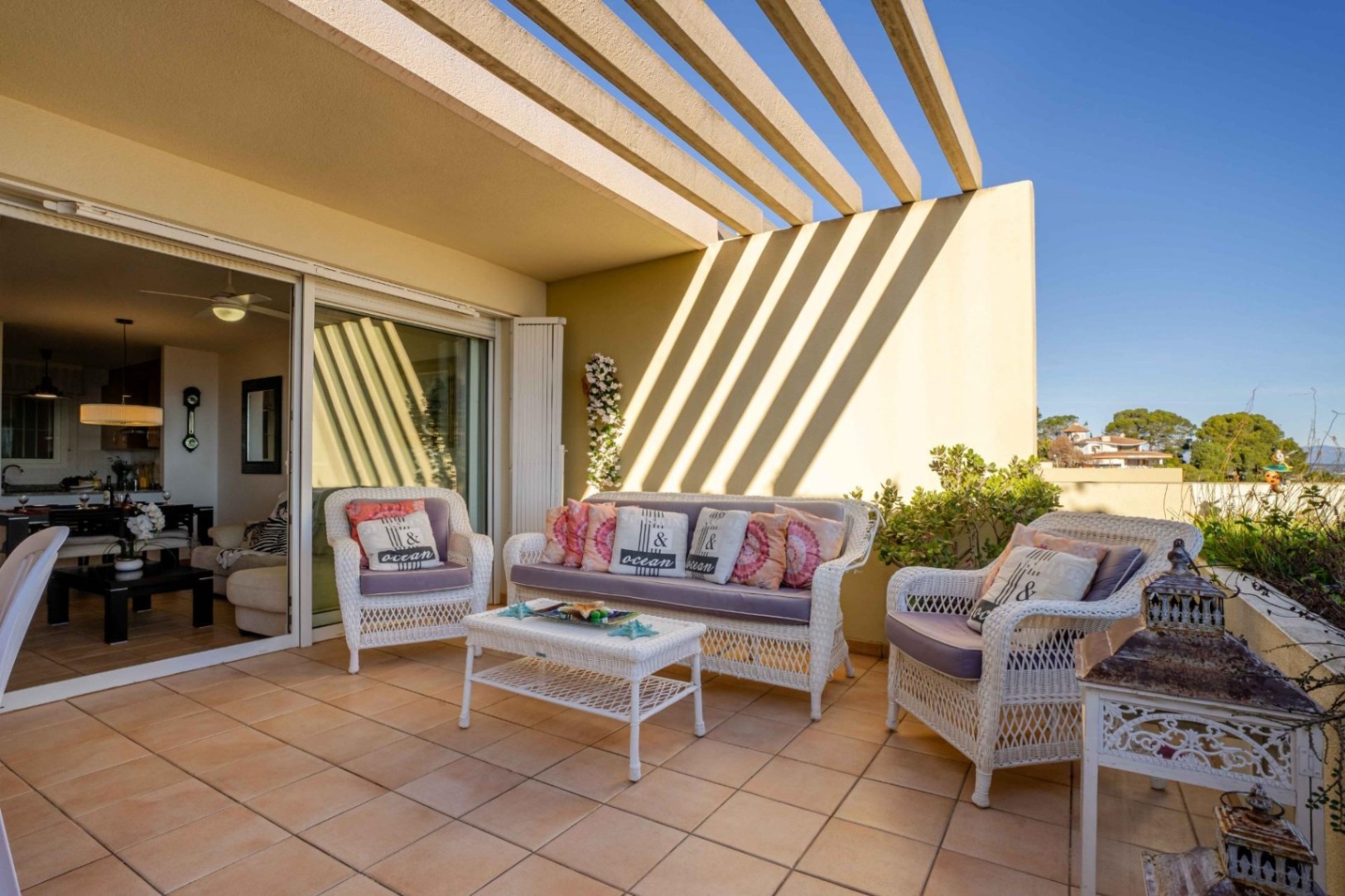 Semi-detached house in developments with 3 bedrooms and community pool.