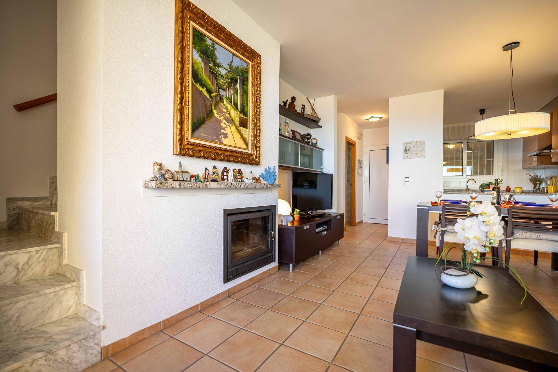 Semi-detached house in developments with 3 bedrooms and community pool.