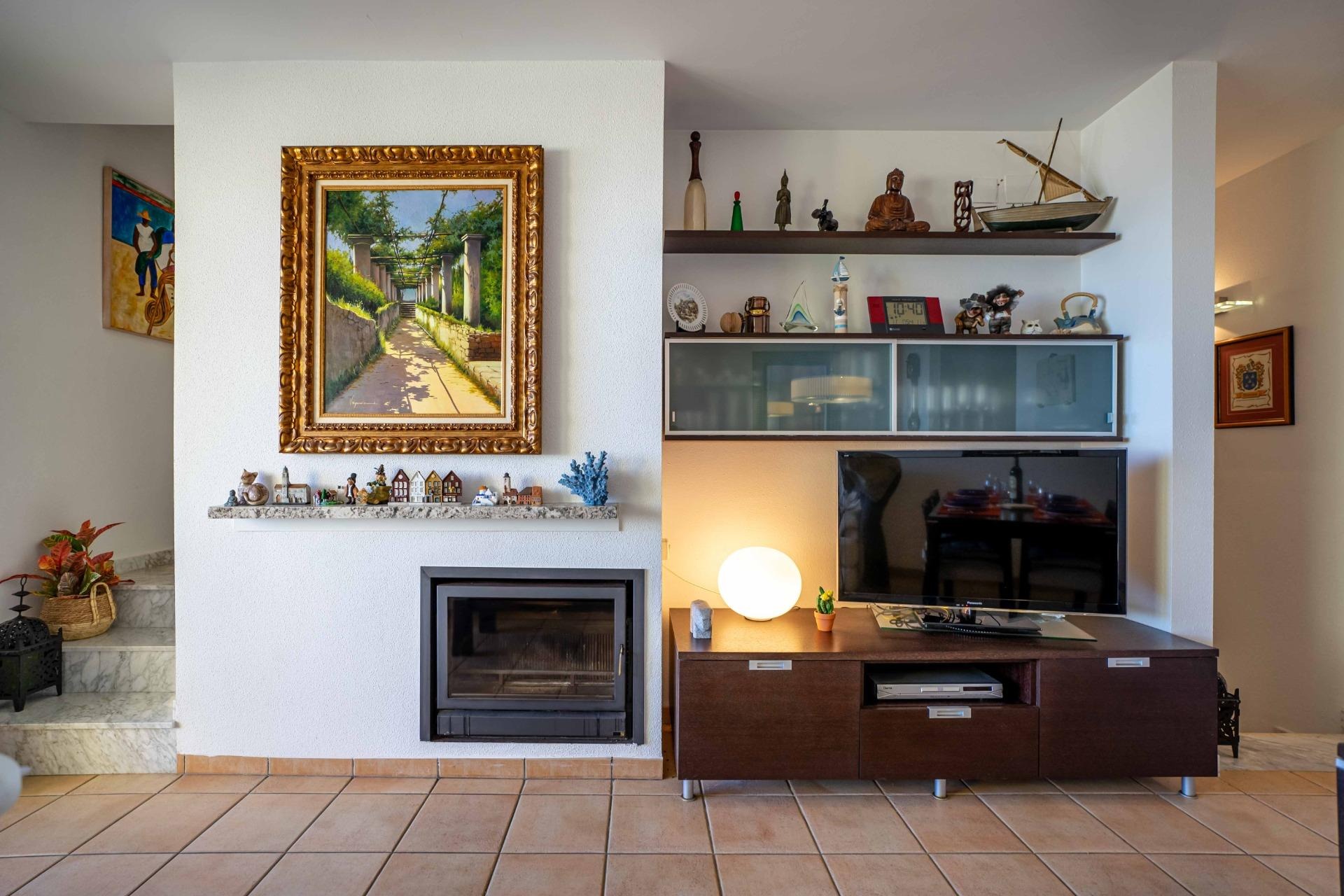 Semi-detached house in developments with 3 bedrooms and community pool.