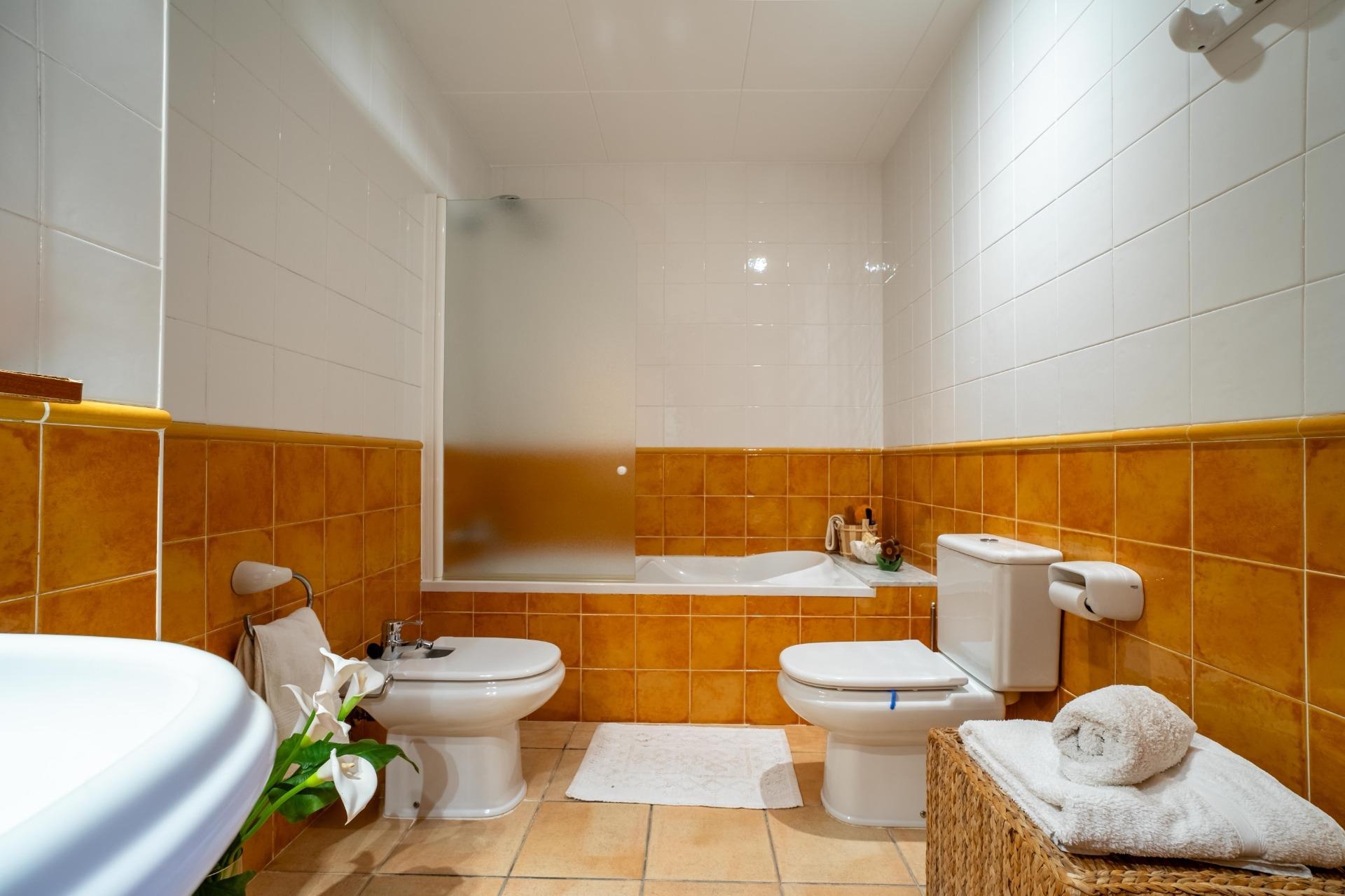 Semi-detached house in developments with 3 bedrooms and community pool.