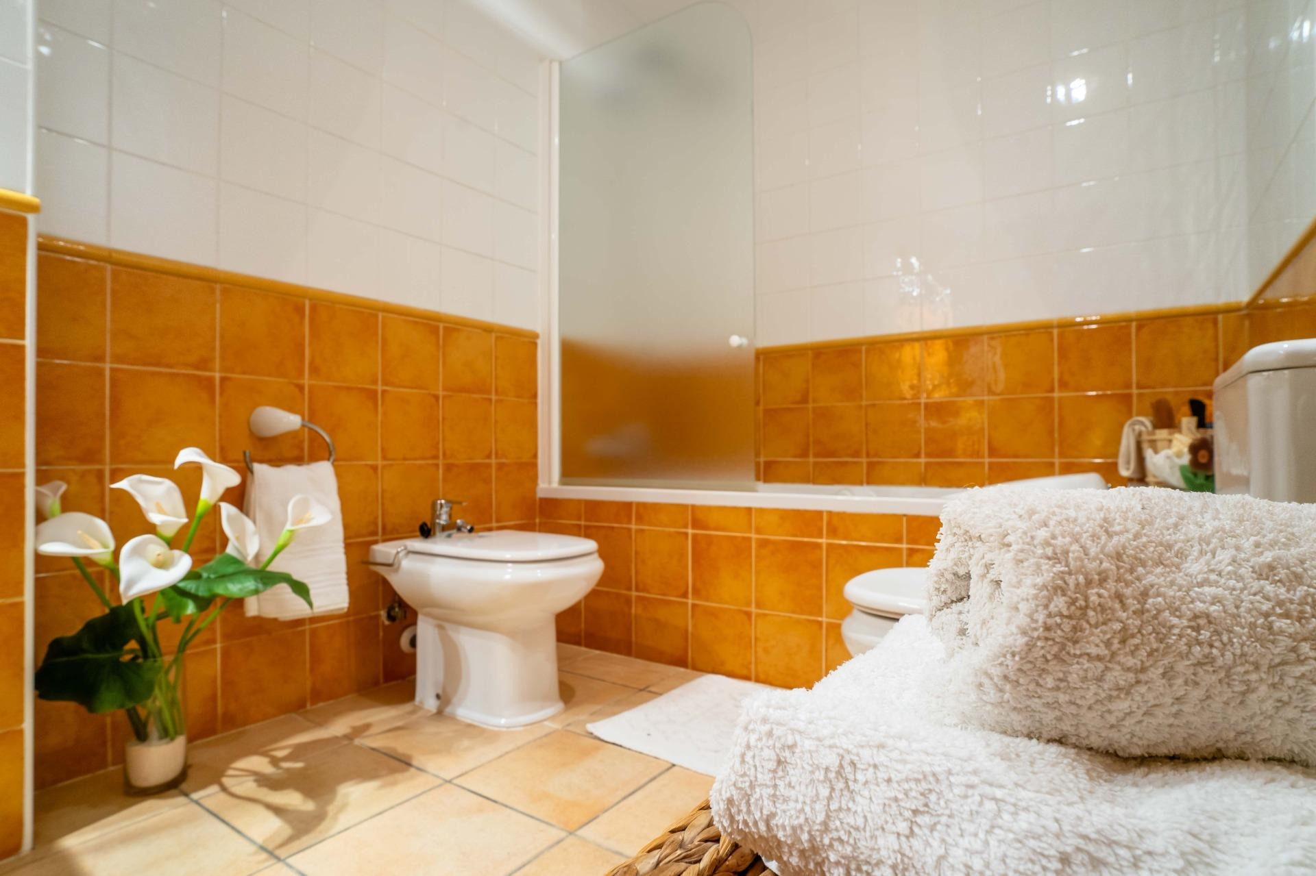 Semi-detached house in developments with 3 bedrooms and community pool.