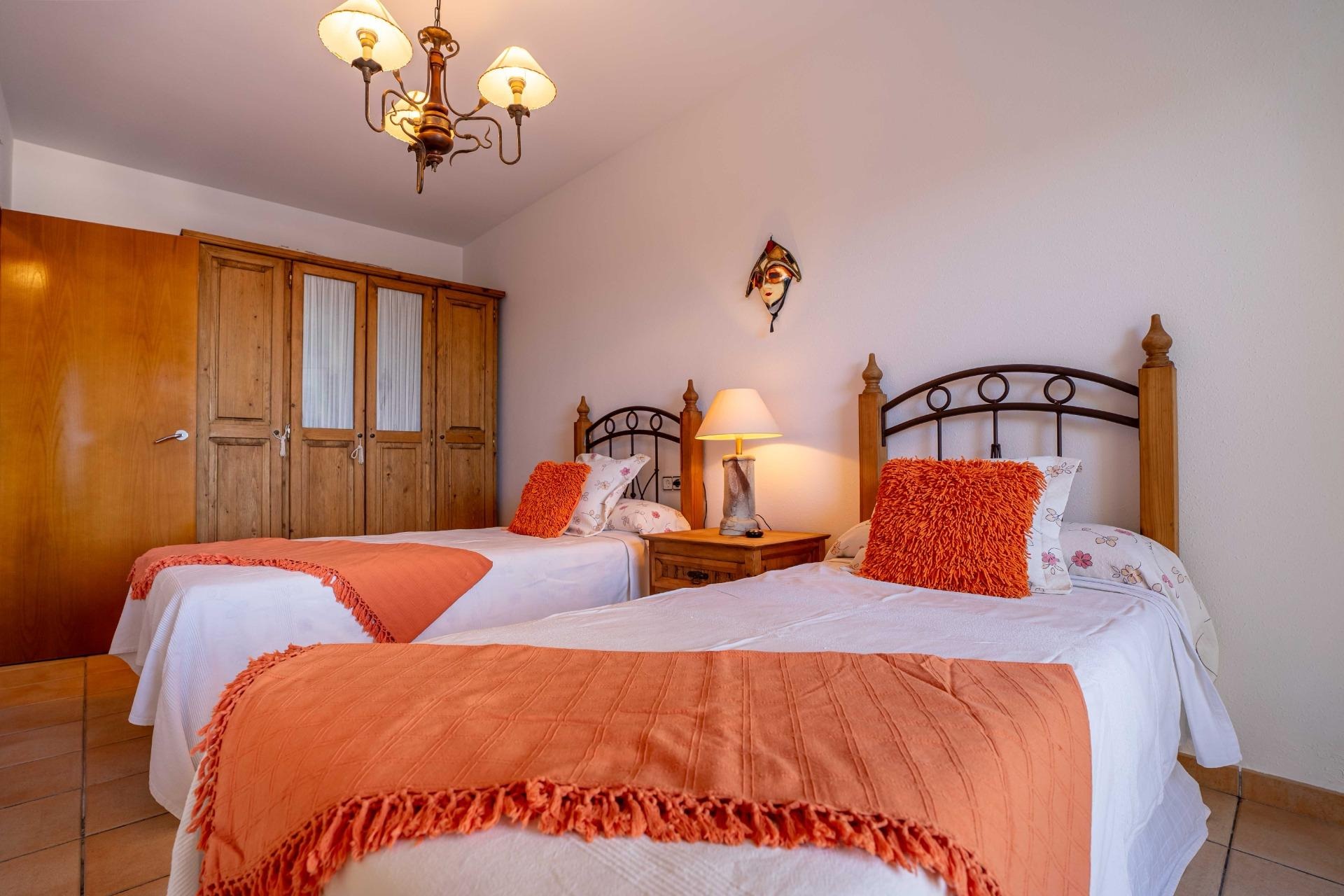 Semi-detached house in developments with 3 bedrooms and community pool.