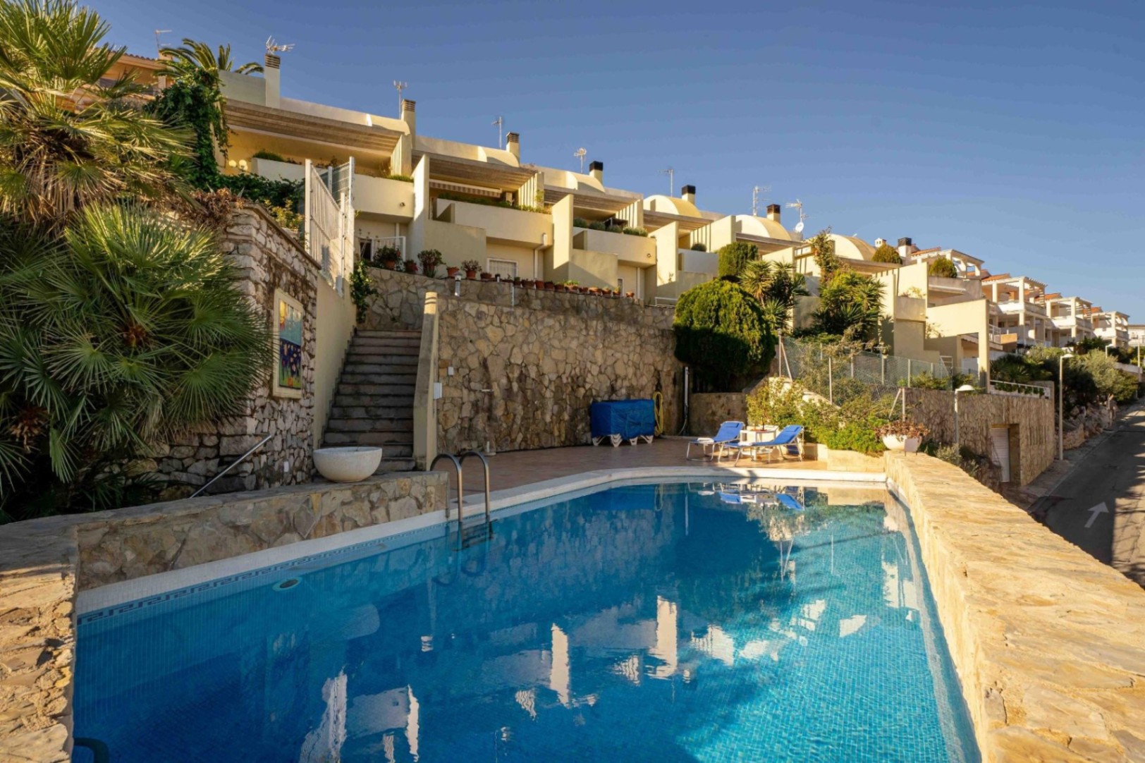 Semi-detached house in developments with 3 bedrooms and community pool.