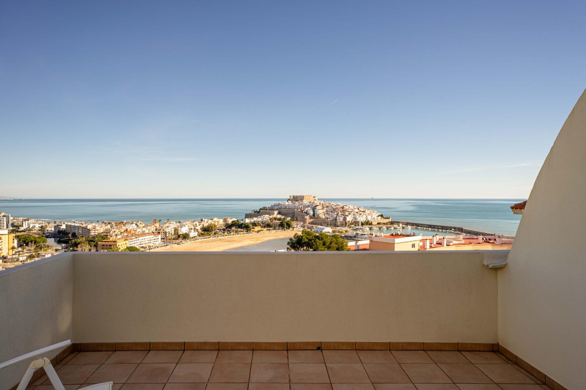 Semi-detached house in developments with 3 bedrooms and community pool.