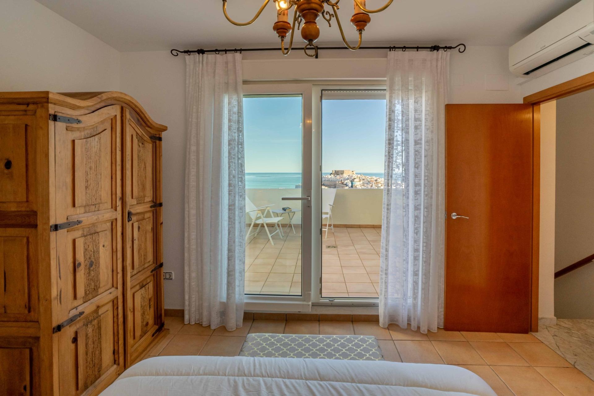 Semi-detached house in developments with 3 bedrooms and community pool.