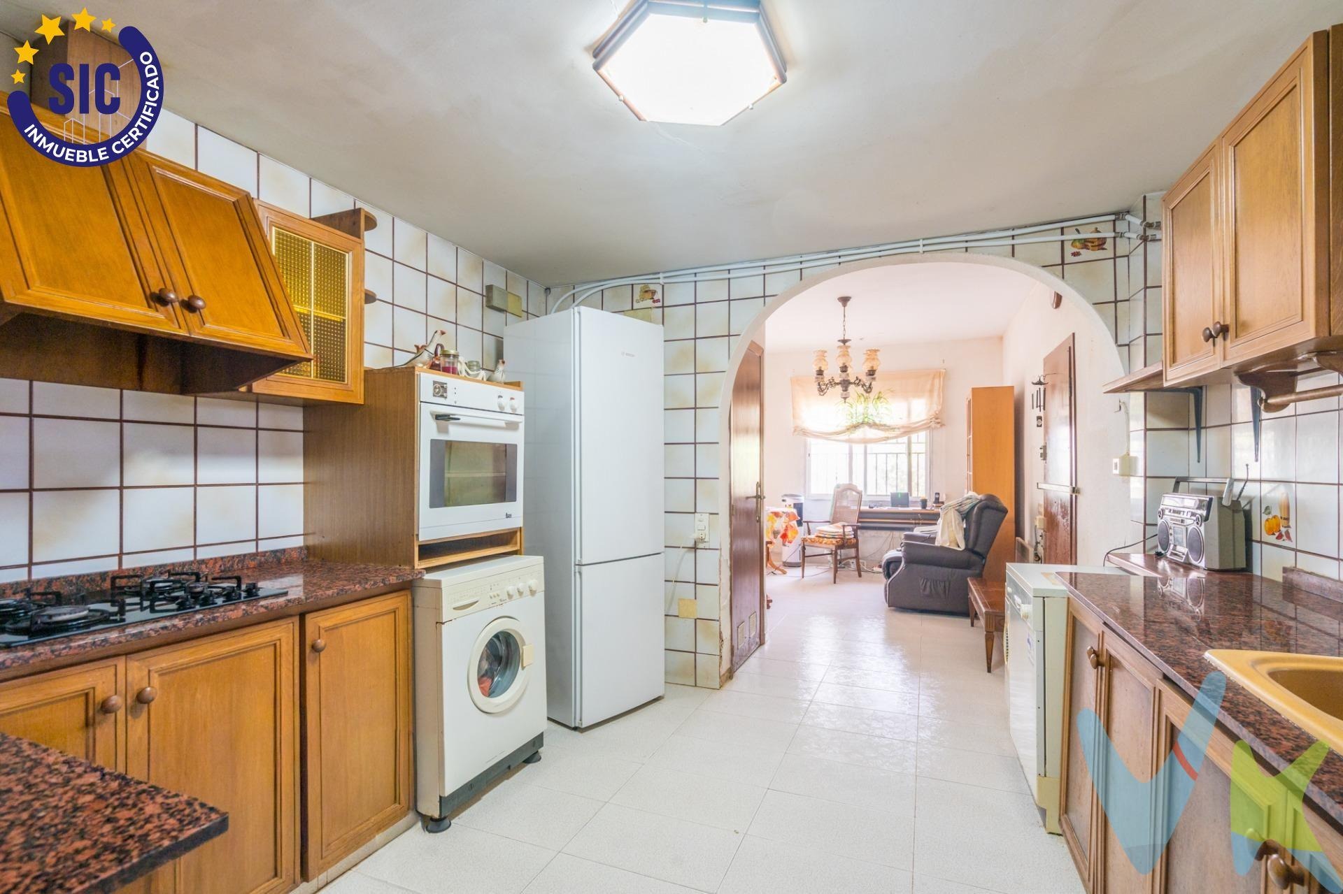 Chalet en venta con piscina y jardín en Serra, Valencia.