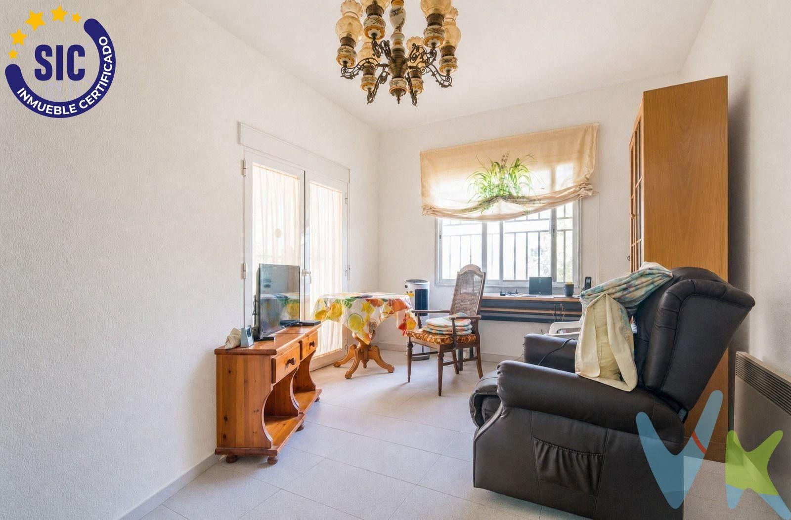Chalet en venta con piscina y jardín en Serra, Valencia.