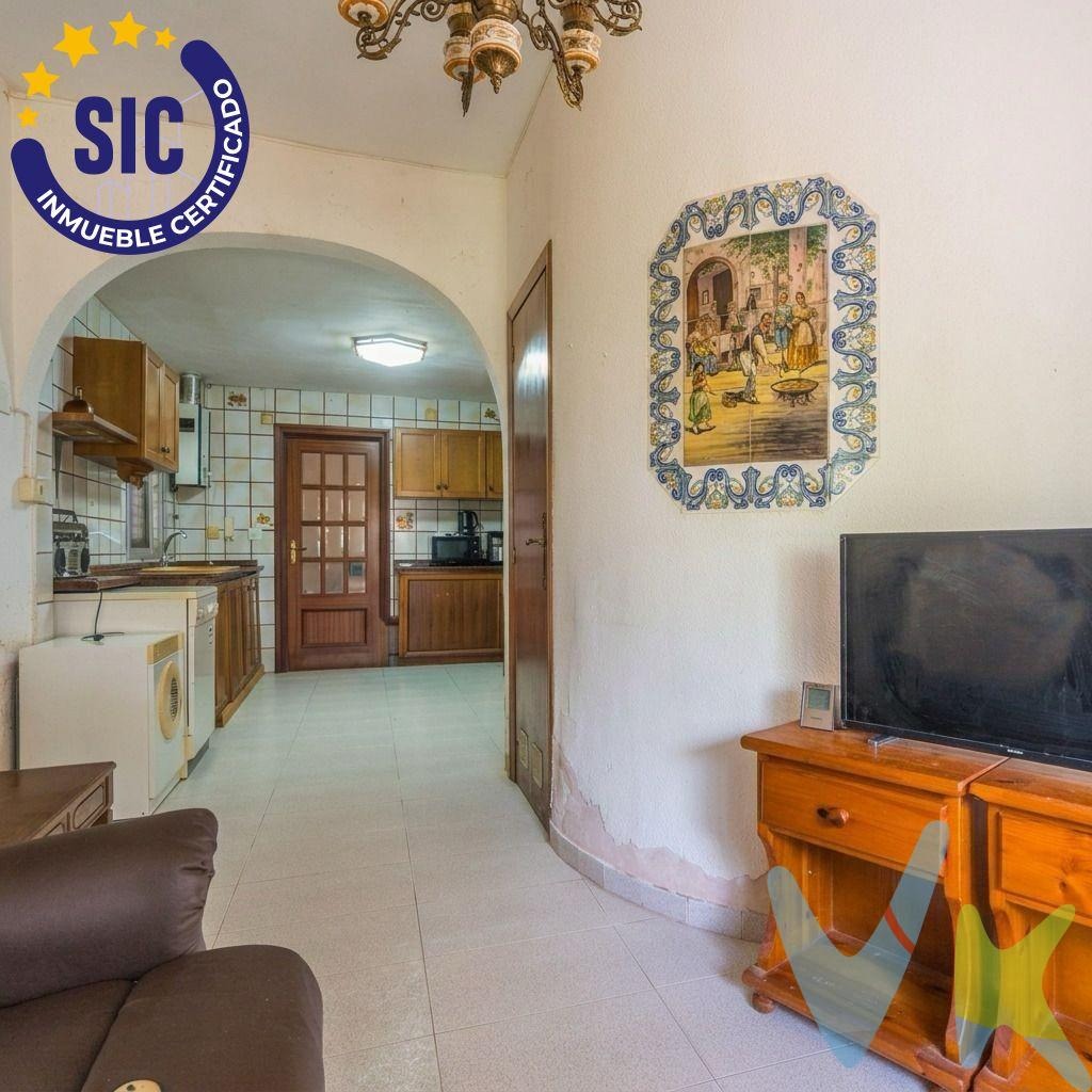 Chalet en venta con piscina y jardín en Serra, Valencia.