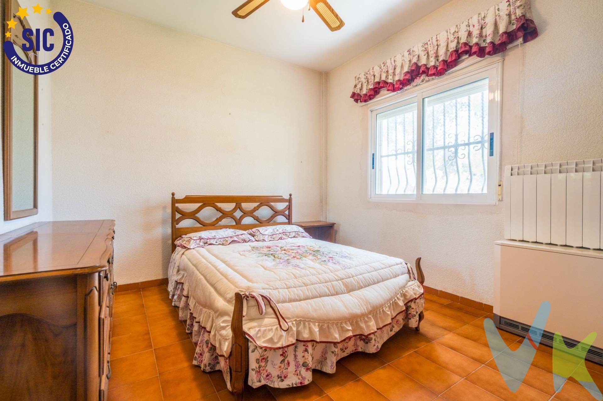 Chalet en venta con piscina y jardín en Serra, Valencia.
