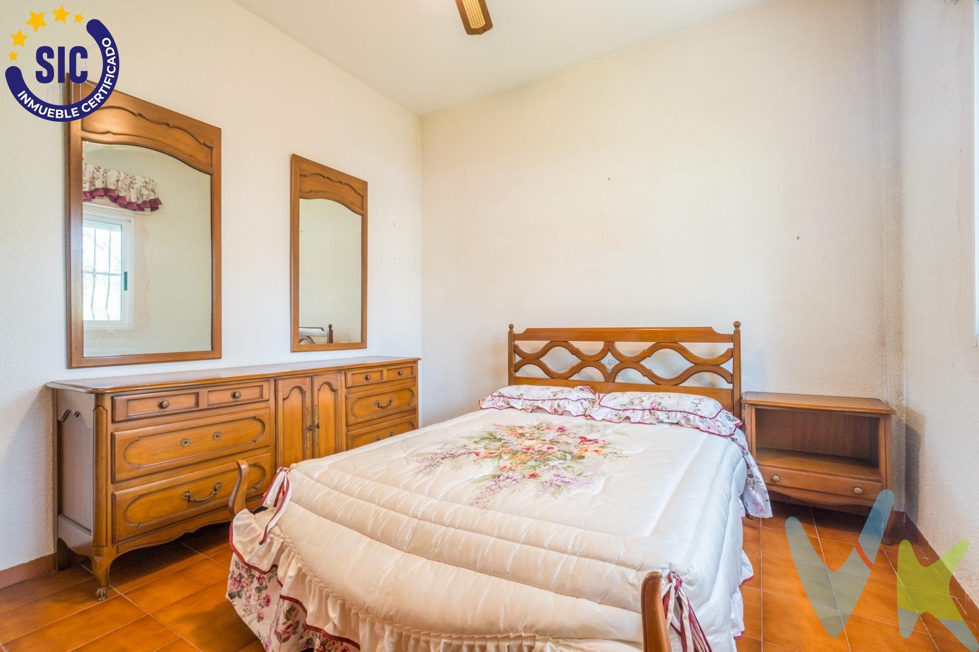 Chalet en venta con piscina y jardín en Serra, Valencia.
