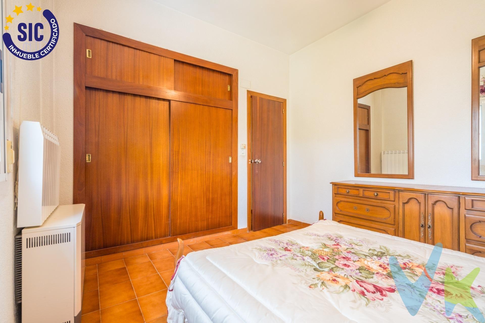 Chalet en venta con piscina y jardín en Serra, Valencia.