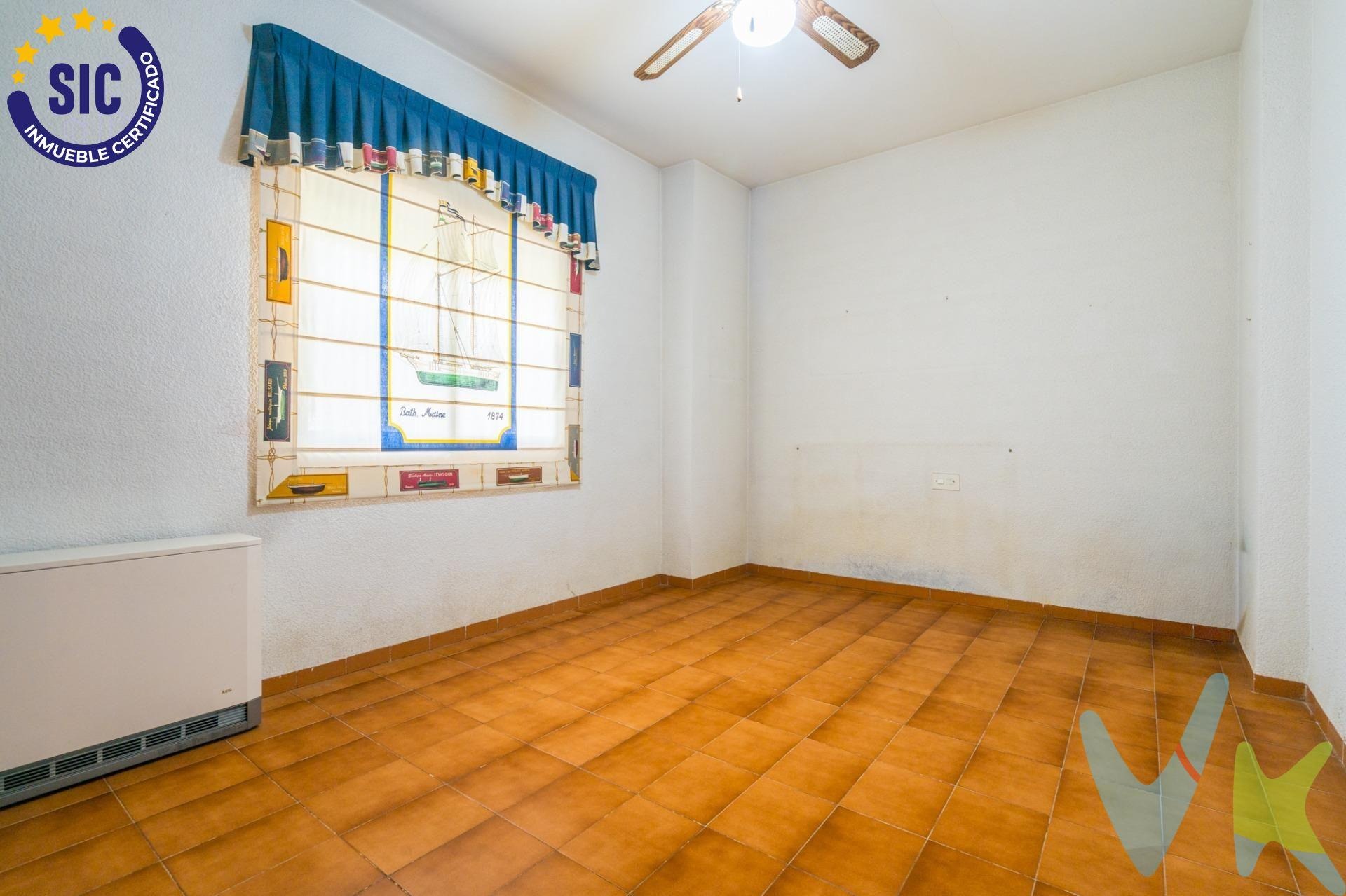 Chalet en venta con piscina y jardín en Serra, Valencia.