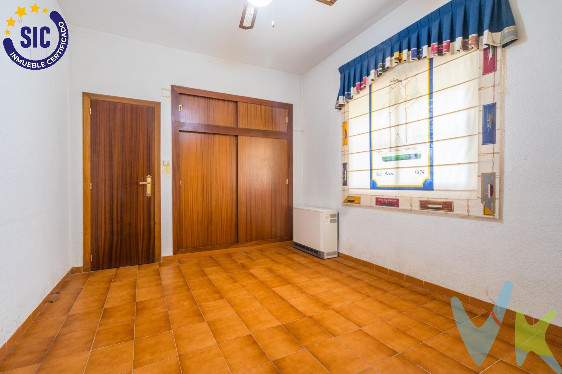 Chalet en venta con piscina y jardín en Serra, Valencia.