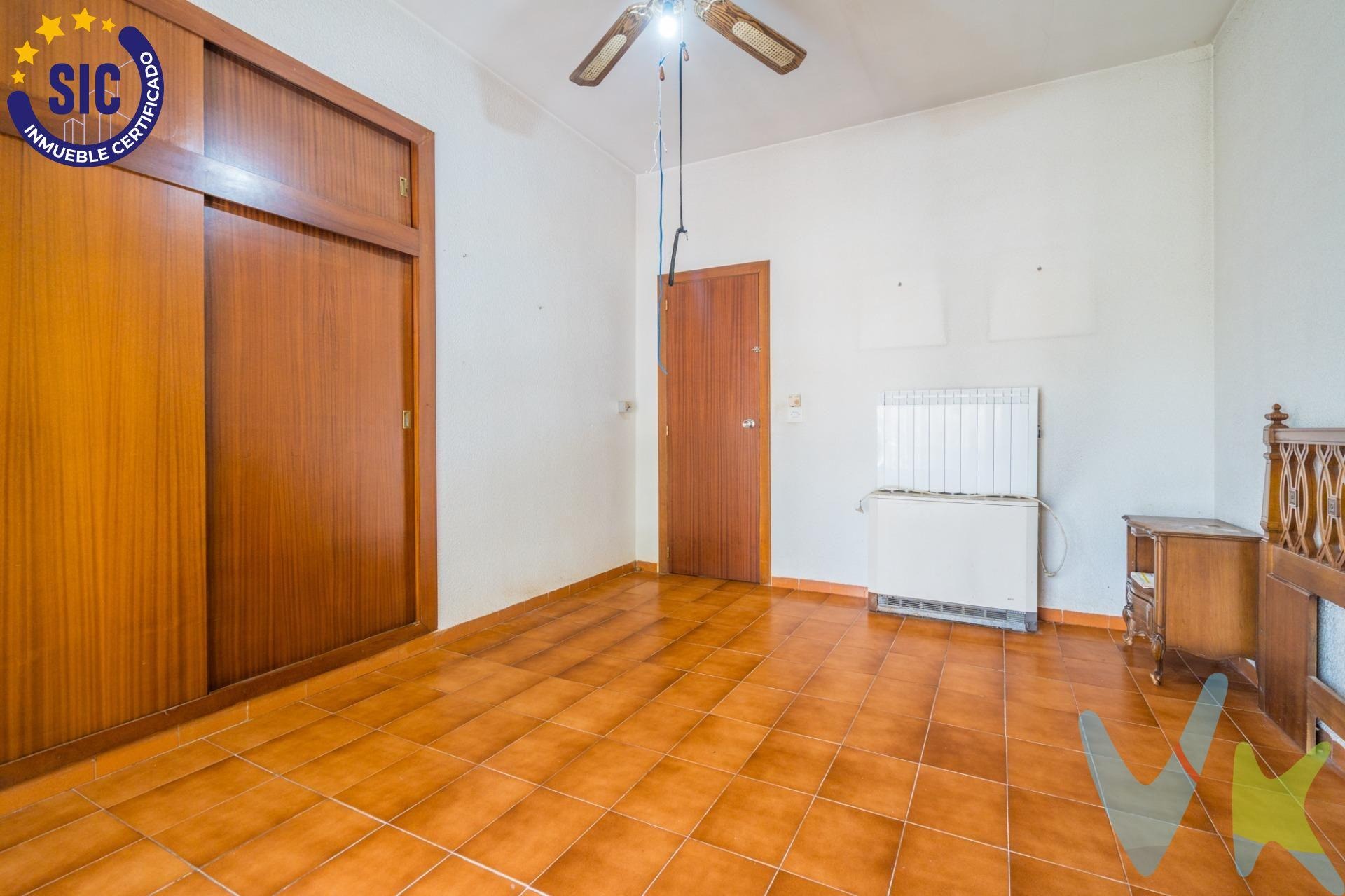 Chalet en venta con piscina y jardín en Serra, Valencia.