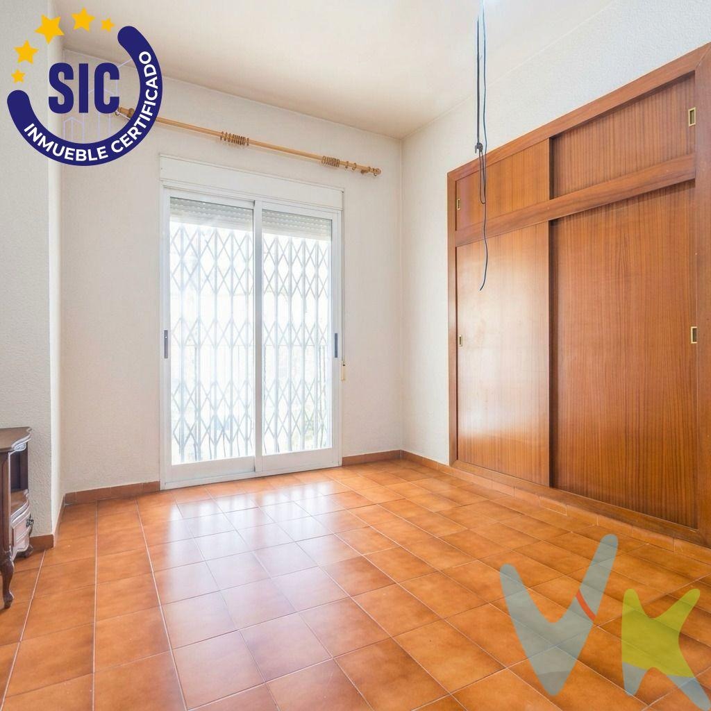Chalet en venta con piscina y jardín en Serra, Valencia.
