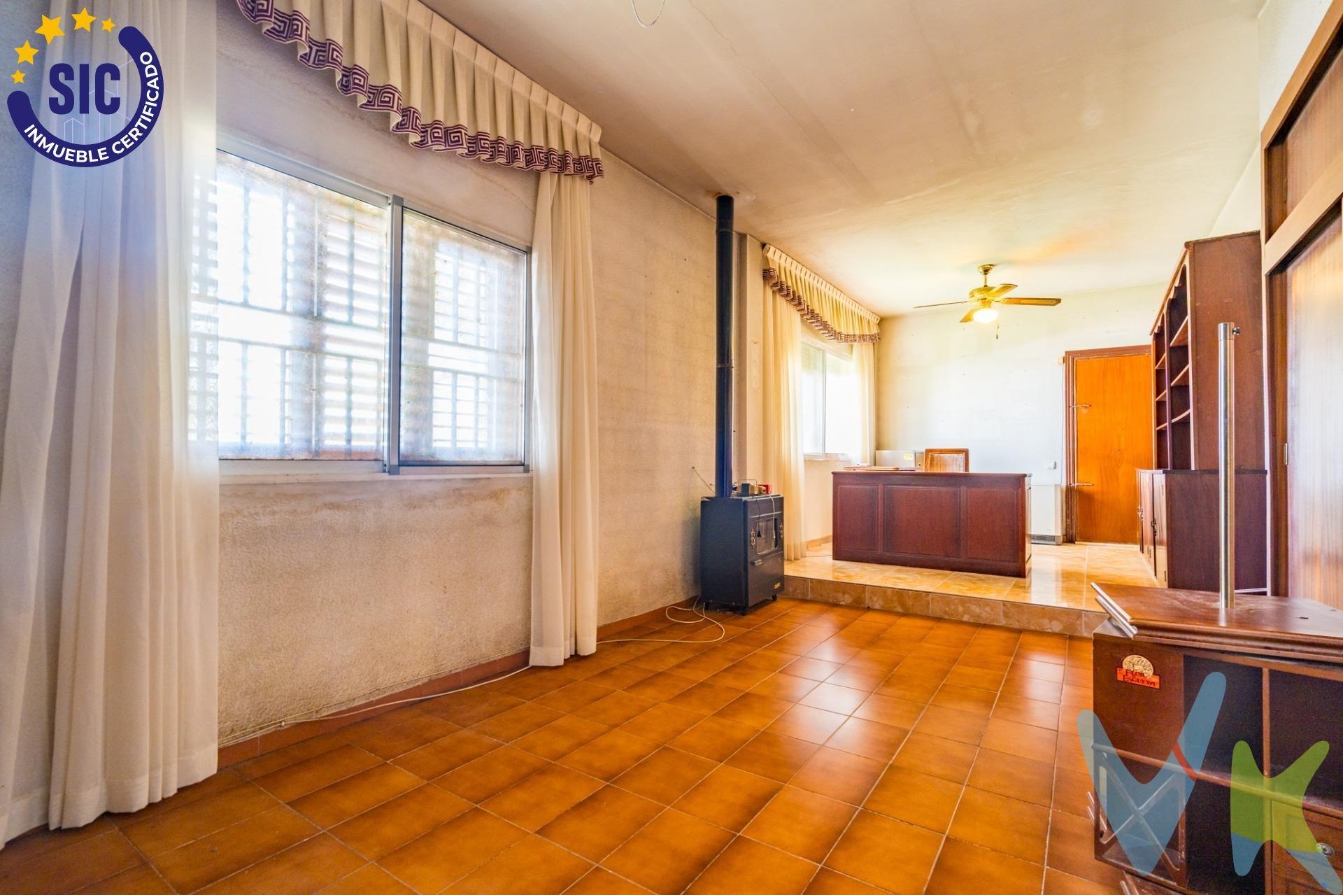 Chalet en venta con piscina y jardín en Serra, Valencia.
