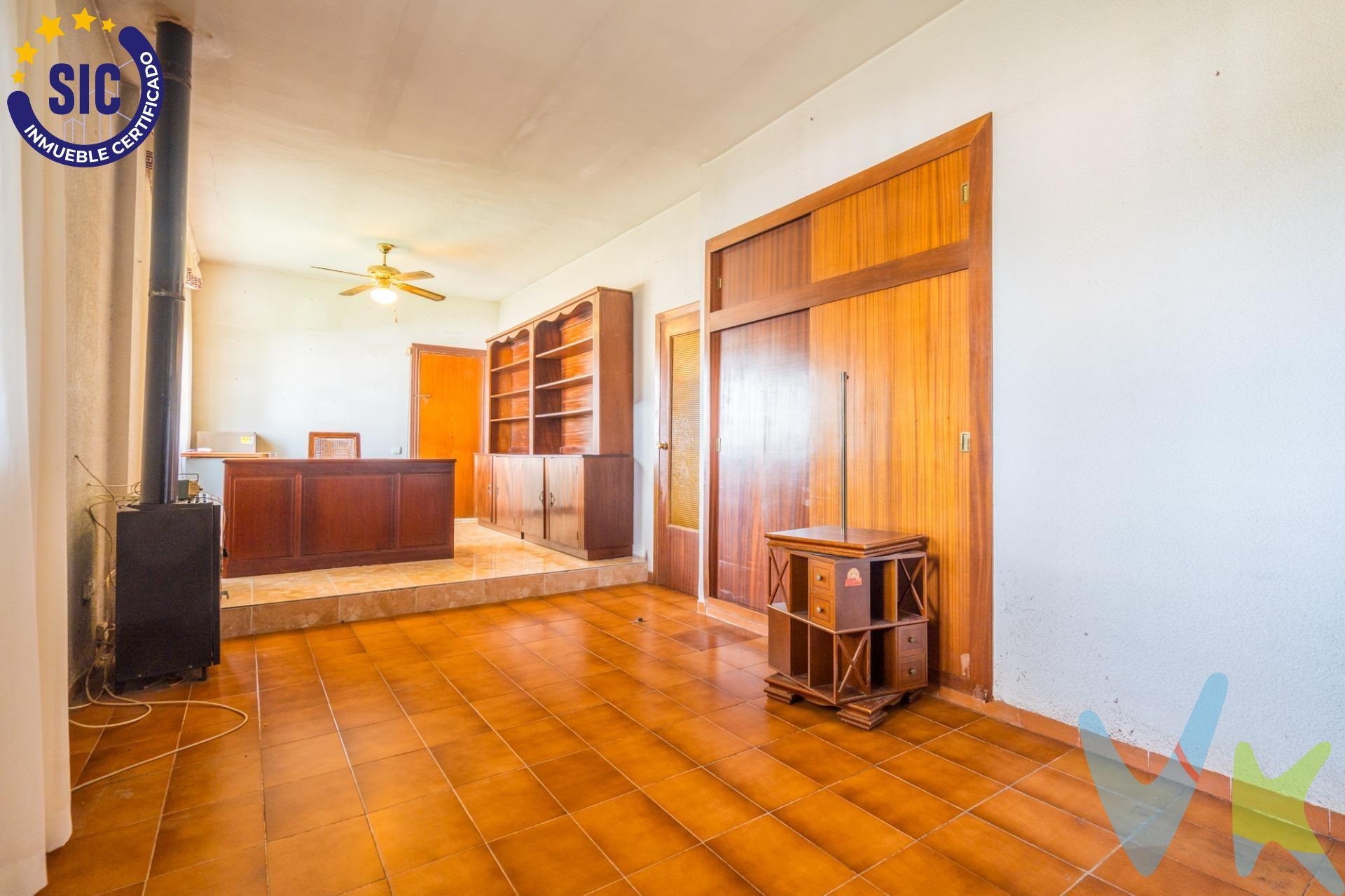 Chalet en venta con piscina y jardín en Serra, Valencia.