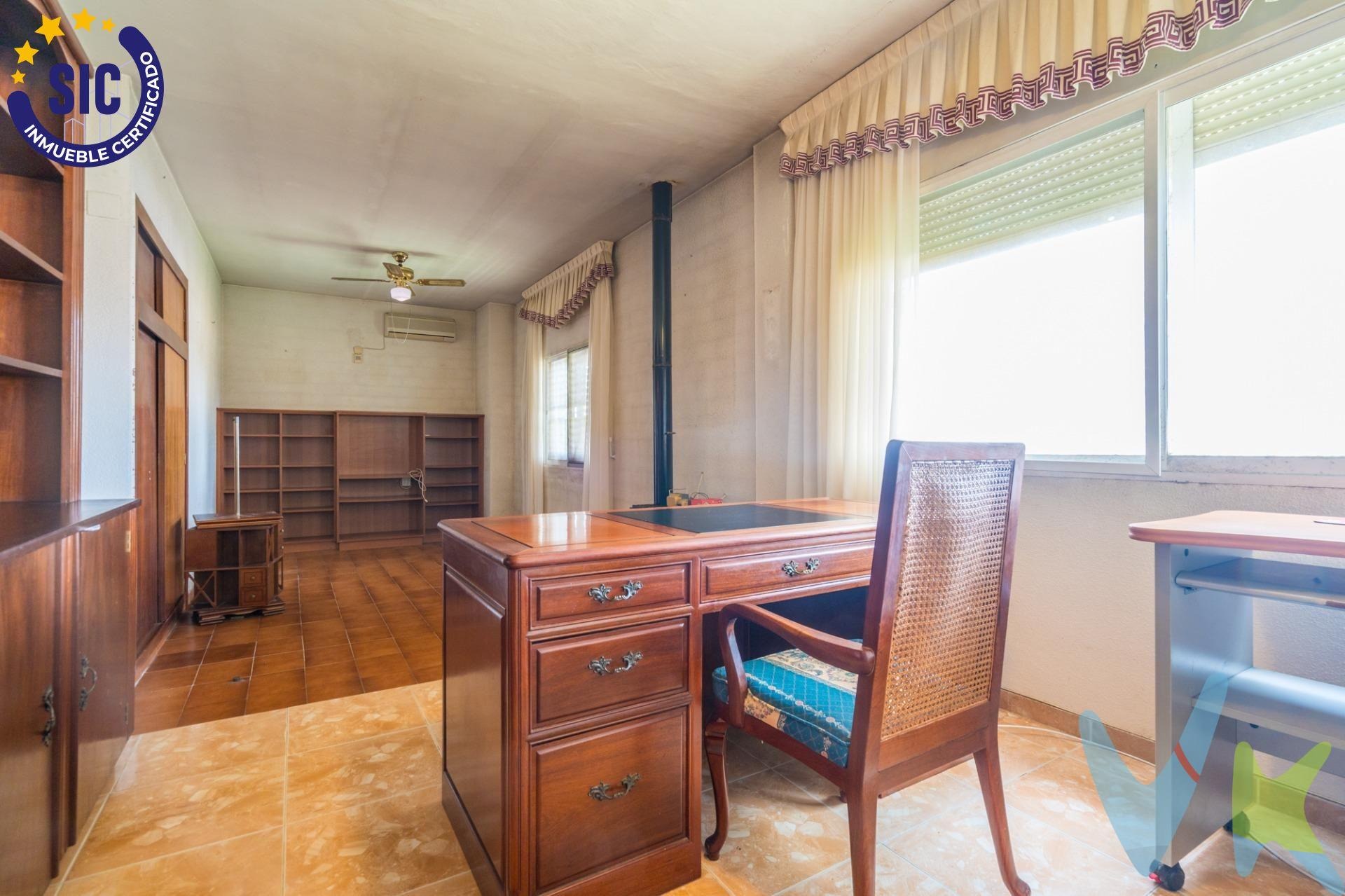 Chalet en venta con piscina y jardín en Serra, Valencia.
