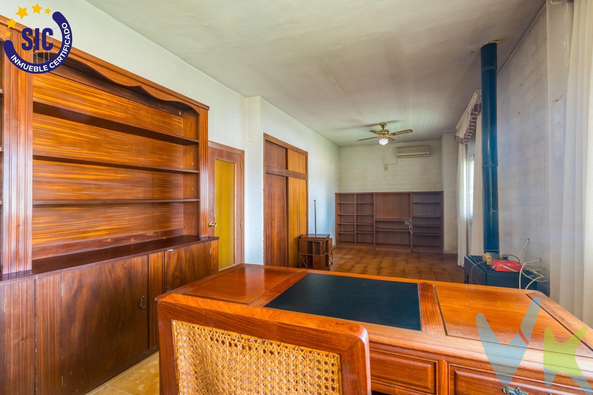 Chalet en venta con piscina y jardín en Serra, Valencia.