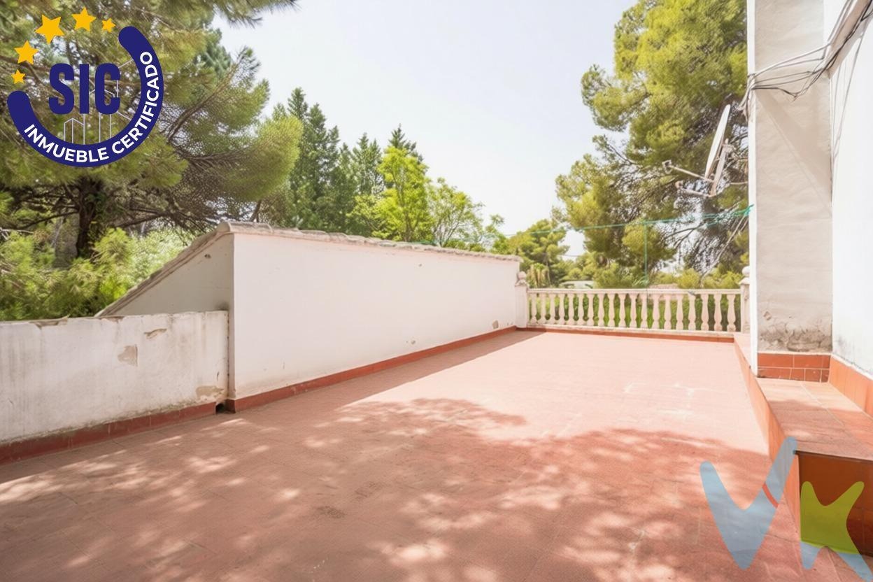 Chalet en venta con piscina y jardín en Serra, Valencia.
