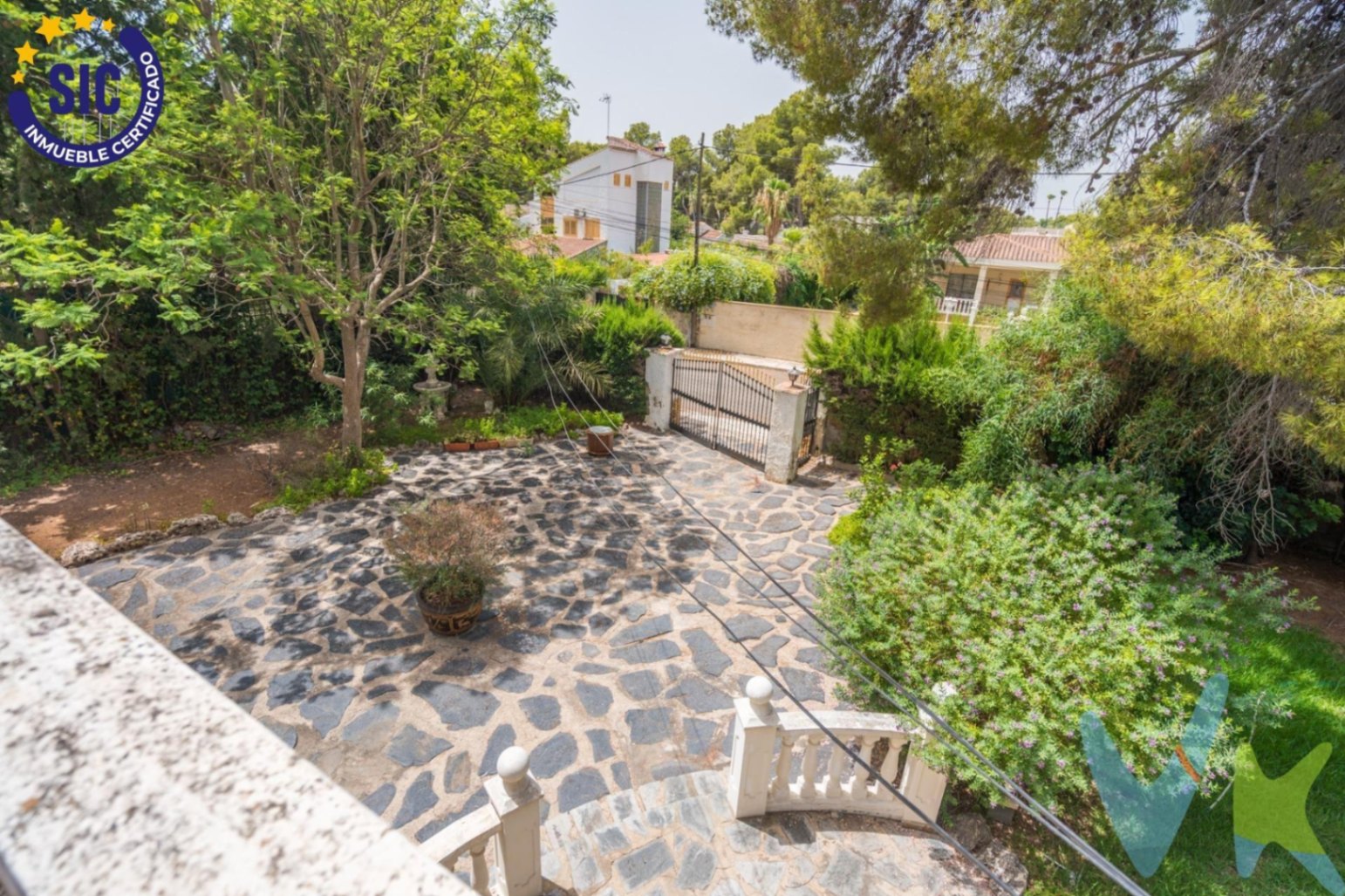 Chalet en venta con piscina y jardín en Serra, Valencia.