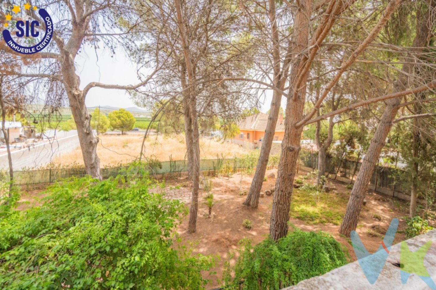 Chalet en venta con piscina y jardín en Serra, Valencia.