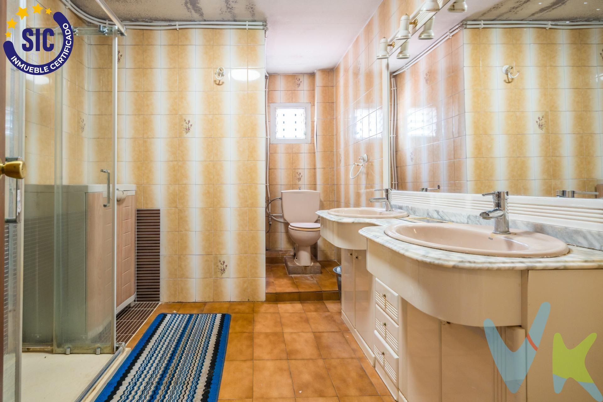 Chalet en venta con piscina y jardín en Serra, Valencia.