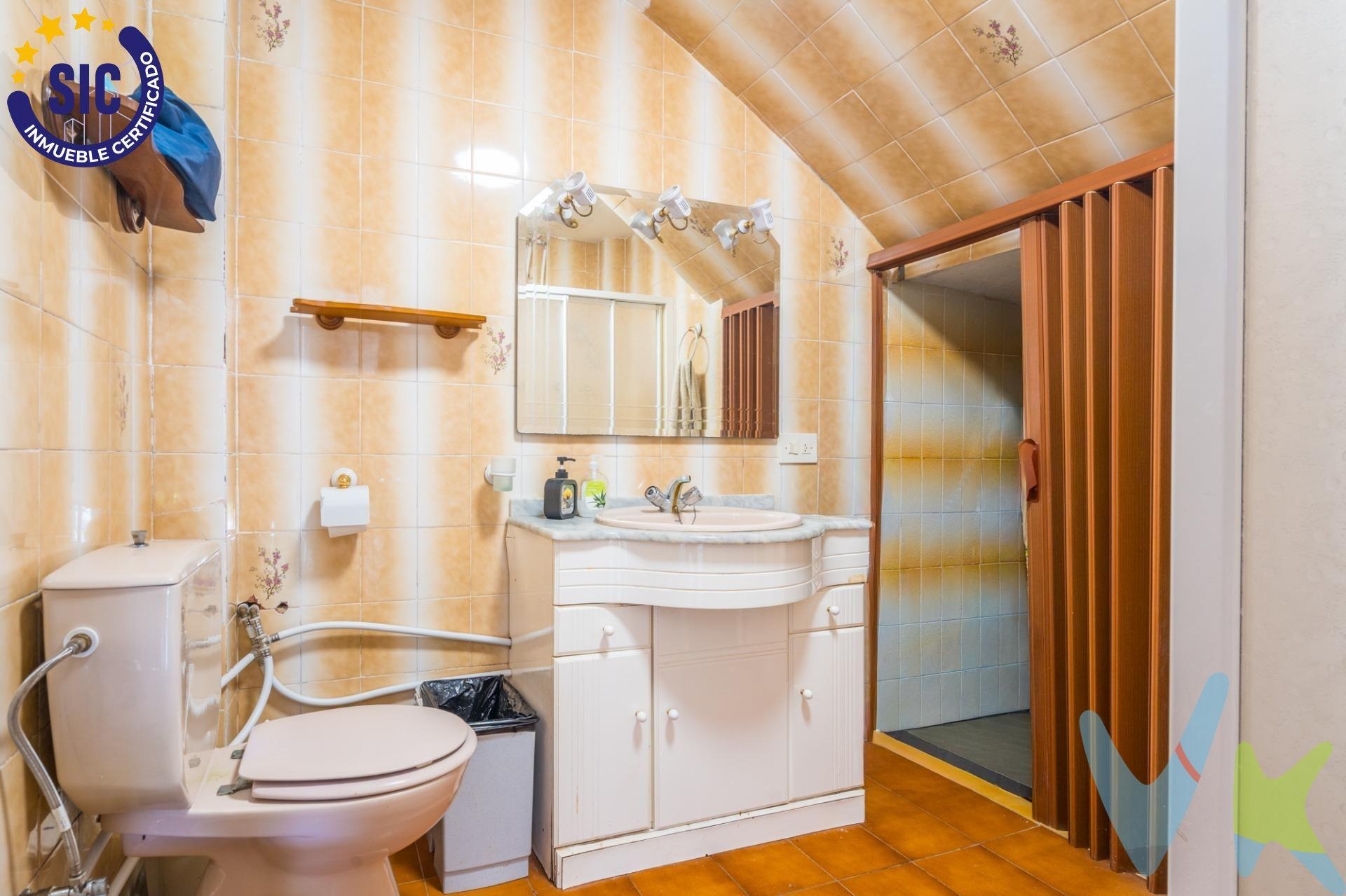 Chalet en venta con piscina y jardín en Serra, Valencia.