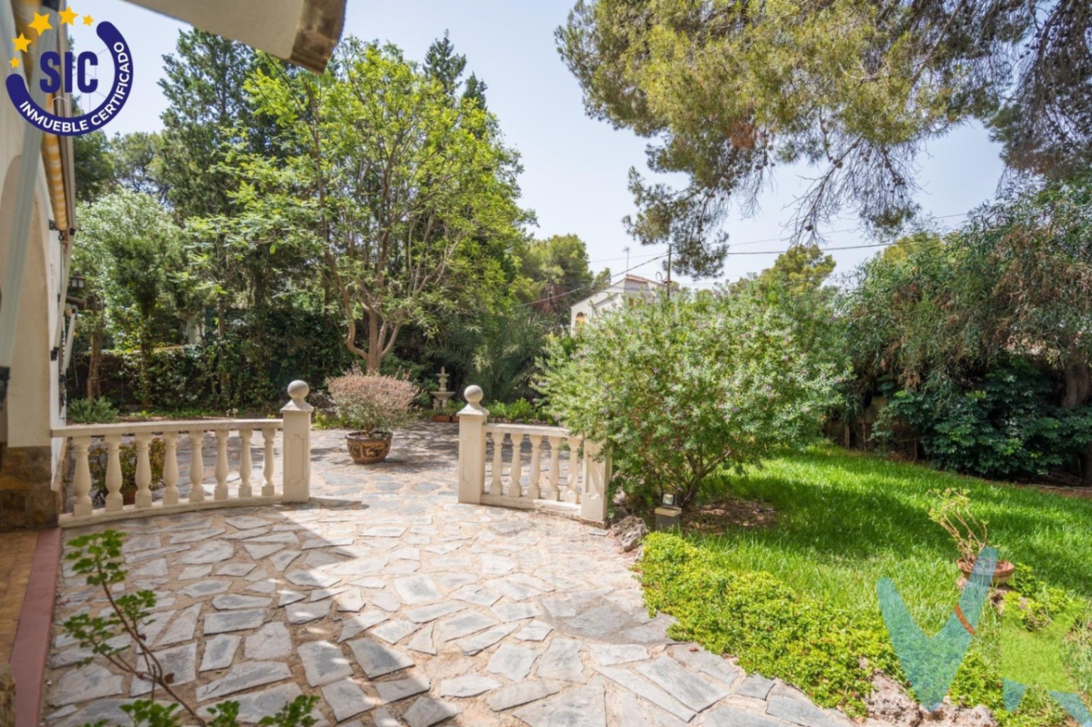Chalet en venta con piscina y jardín en Serra, Valencia.