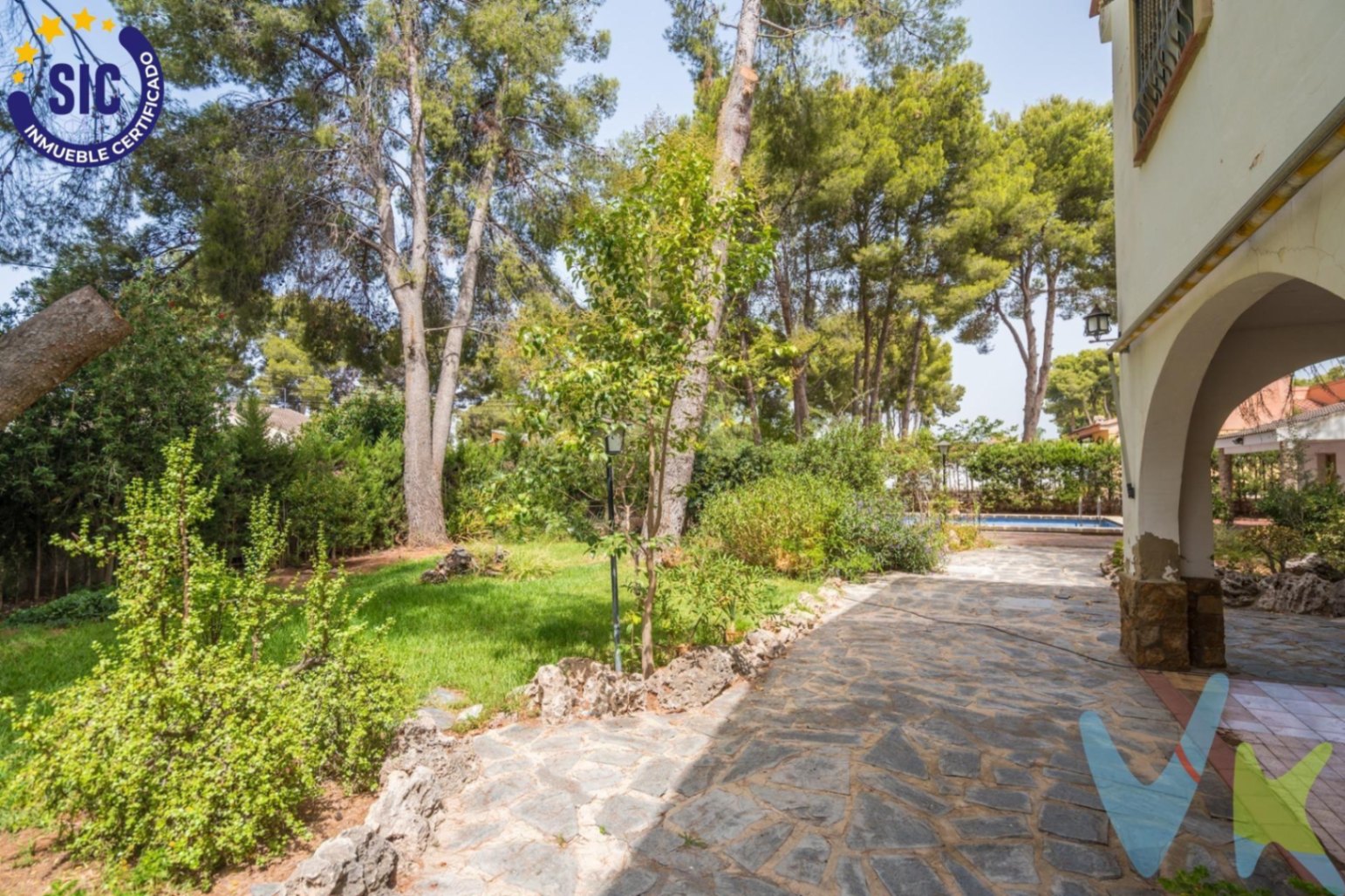 Chalet en venta con piscina y jardín en Serra, Valencia.