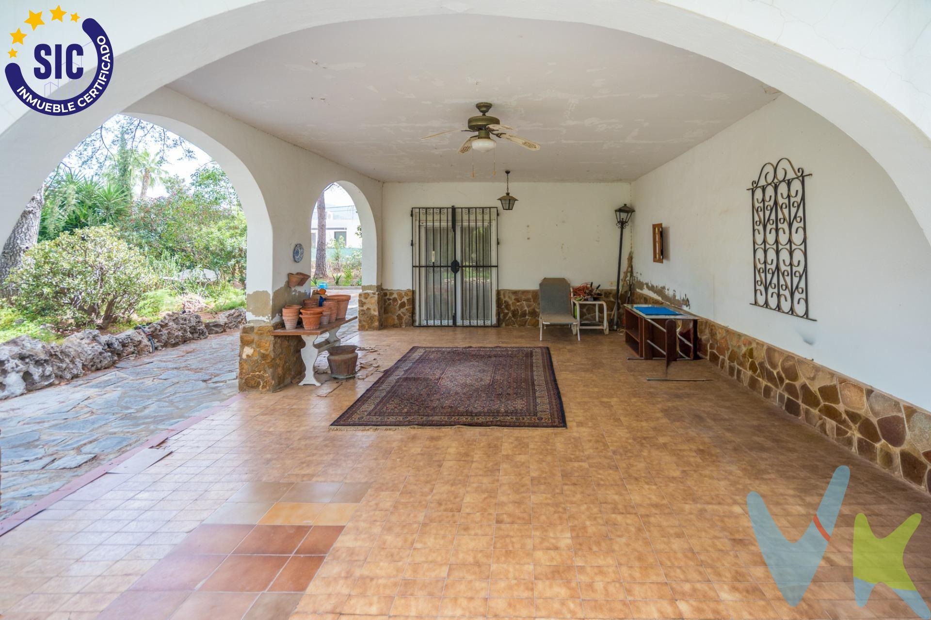 Chalet en venta con piscina y jardín en Serra, Valencia.