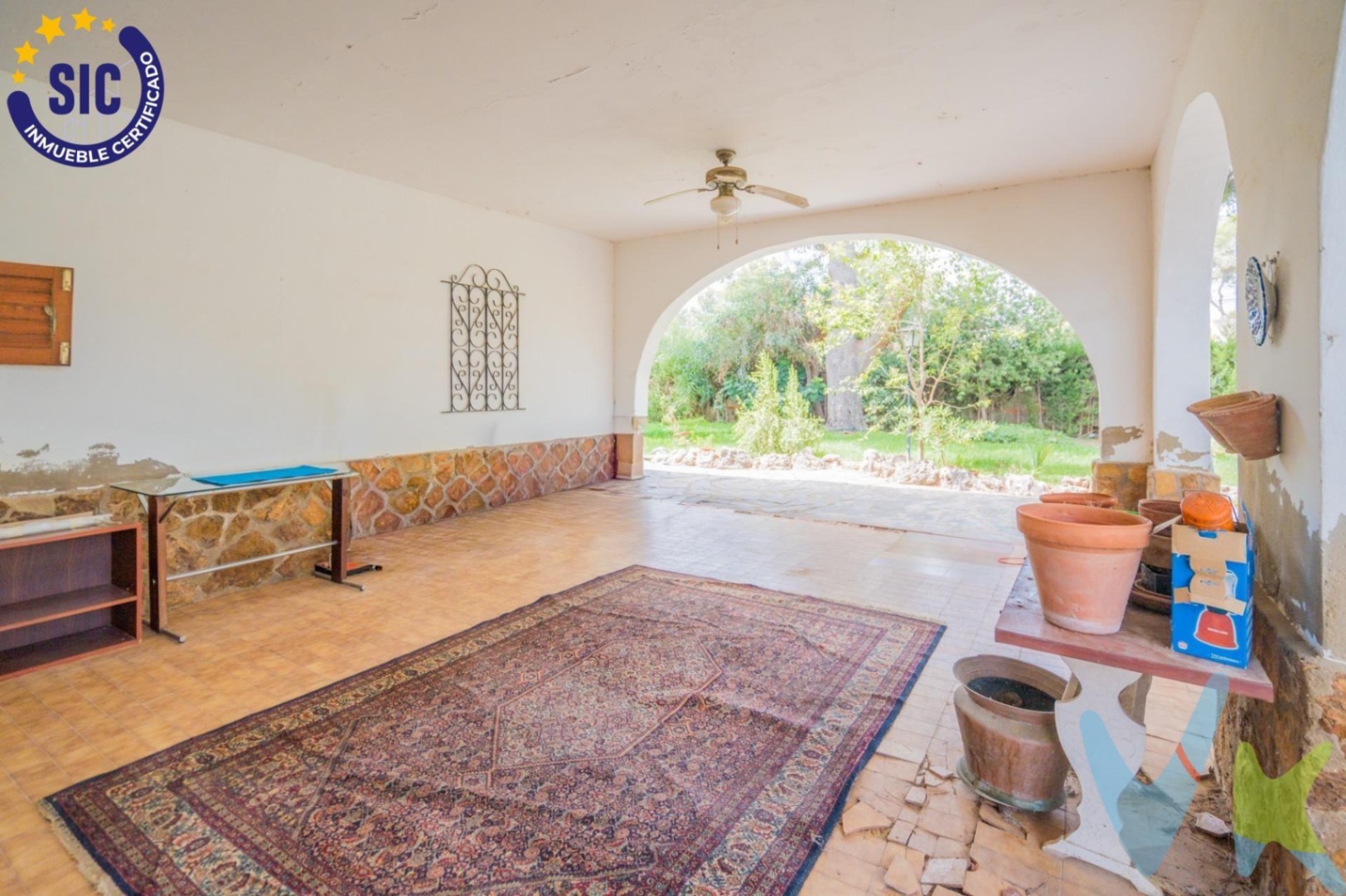 Chalet en venta con piscina y jardín en Serra, Valencia.