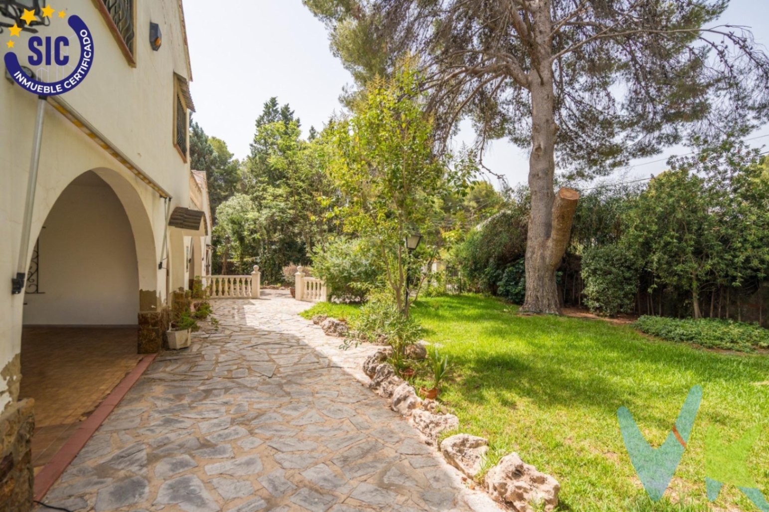 Chalet en venta con piscina y jardín en Serra, Valencia.