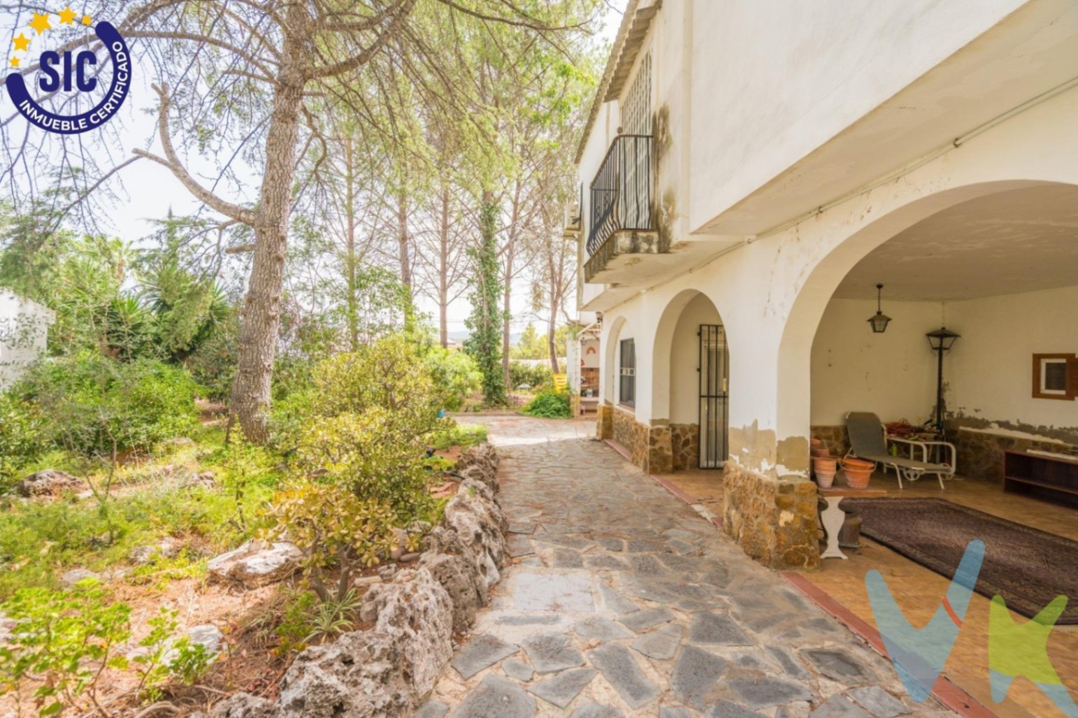 Chalet en venta con piscina y jardín en Serra, Valencia.