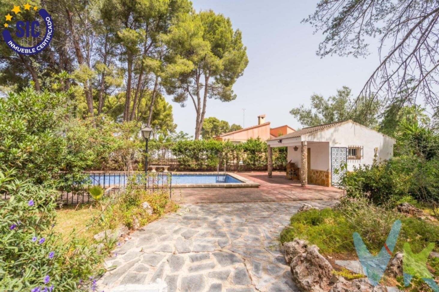 Chalet en venta con piscina y jardín en Serra, Valencia.