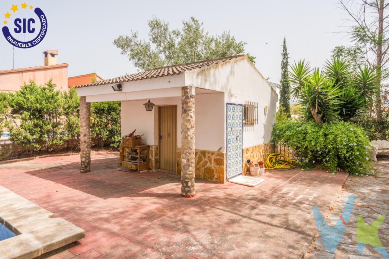 Chalet en venta con piscina y jardín en Serra, Valencia.