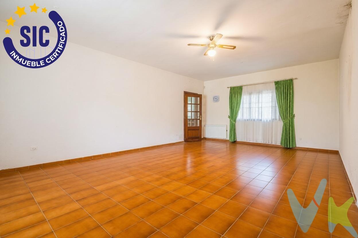 Chalet en venta con piscina y jardín en Serra, Valencia.