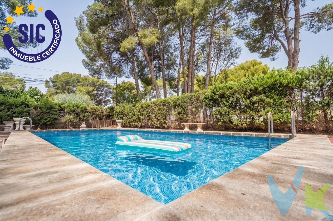 Chalet en venta con piscina y jardín en Serra, Valencia.