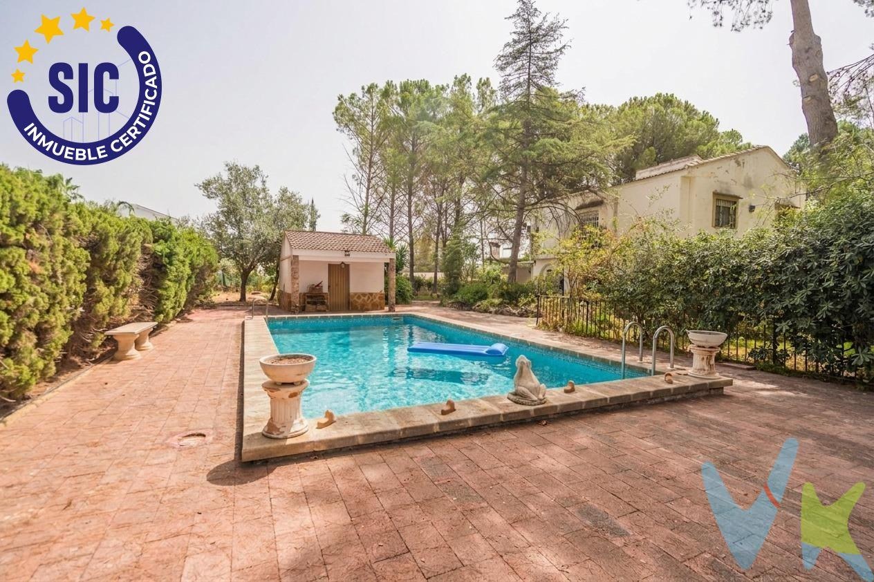 Chalet en venta con piscina y jardín en Serra, Valencia.