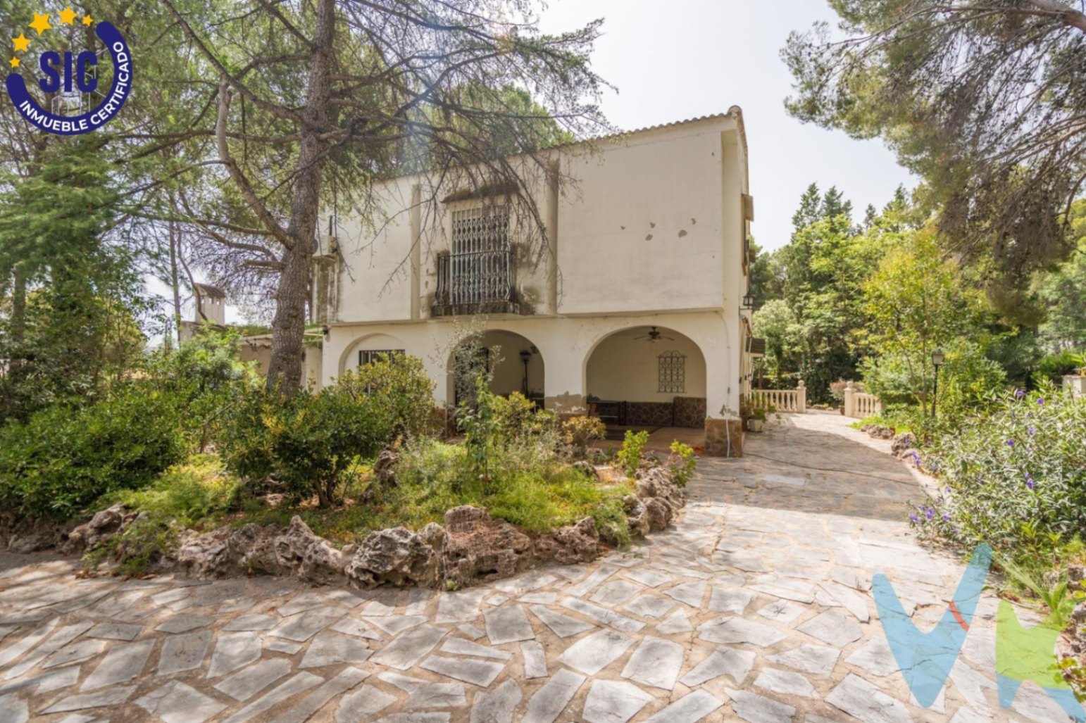 Chalet en venta con piscina y jardín en Serra, Valencia.