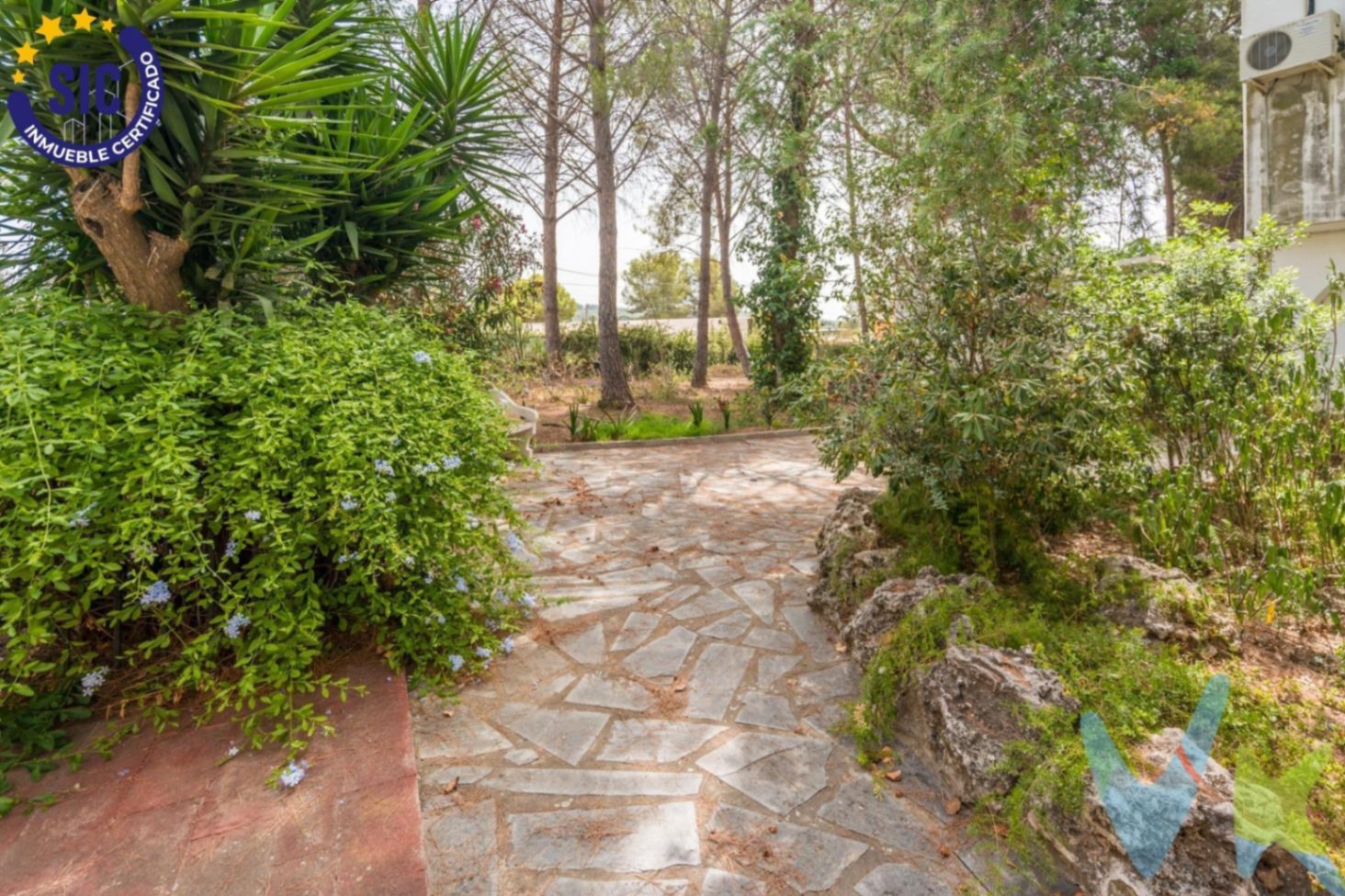Chalet en venta con piscina y jardín en Serra, Valencia.