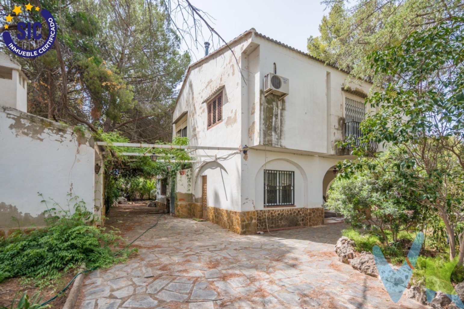 Chalet en venta con piscina y jardín en Serra, Valencia.