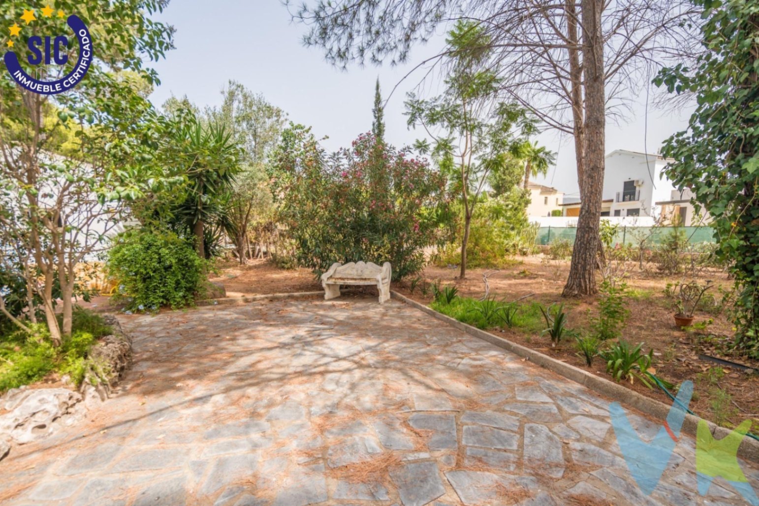 Chalet en venta con piscina y jardín en Serra, Valencia.