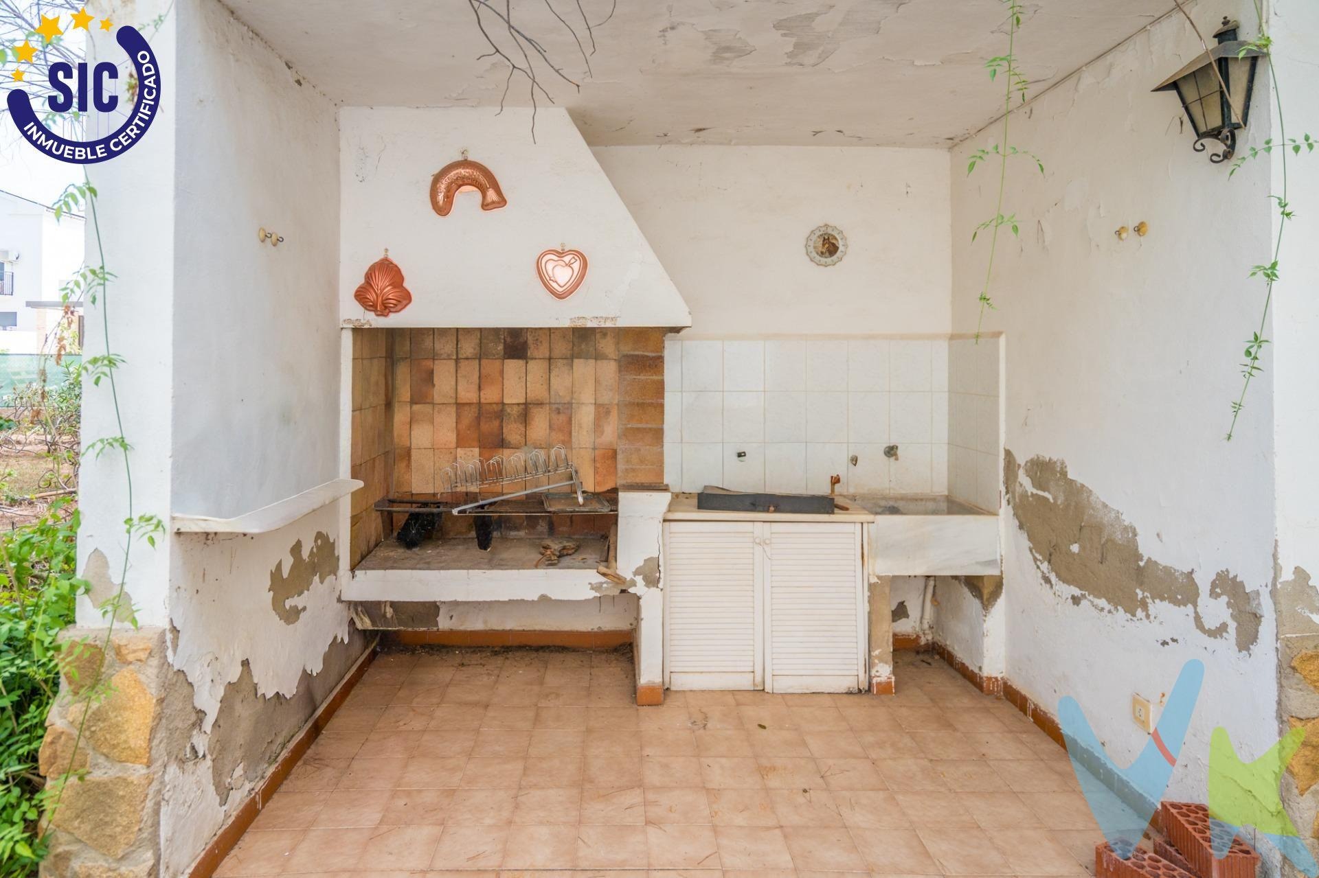 Chalet en venta con piscina y jardín en Serra, Valencia.