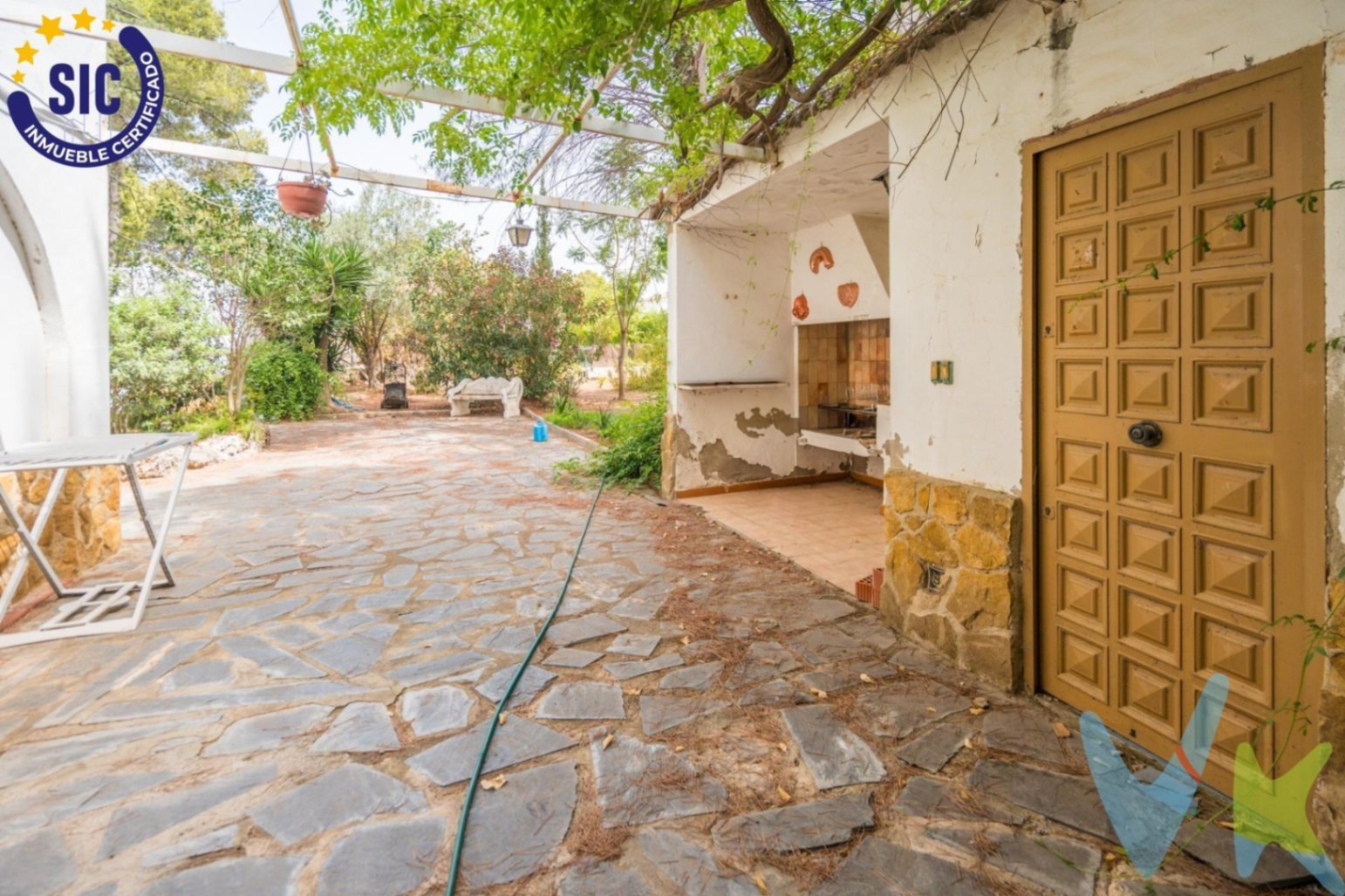 Chalet en venta con piscina y jardín en Serra, Valencia.