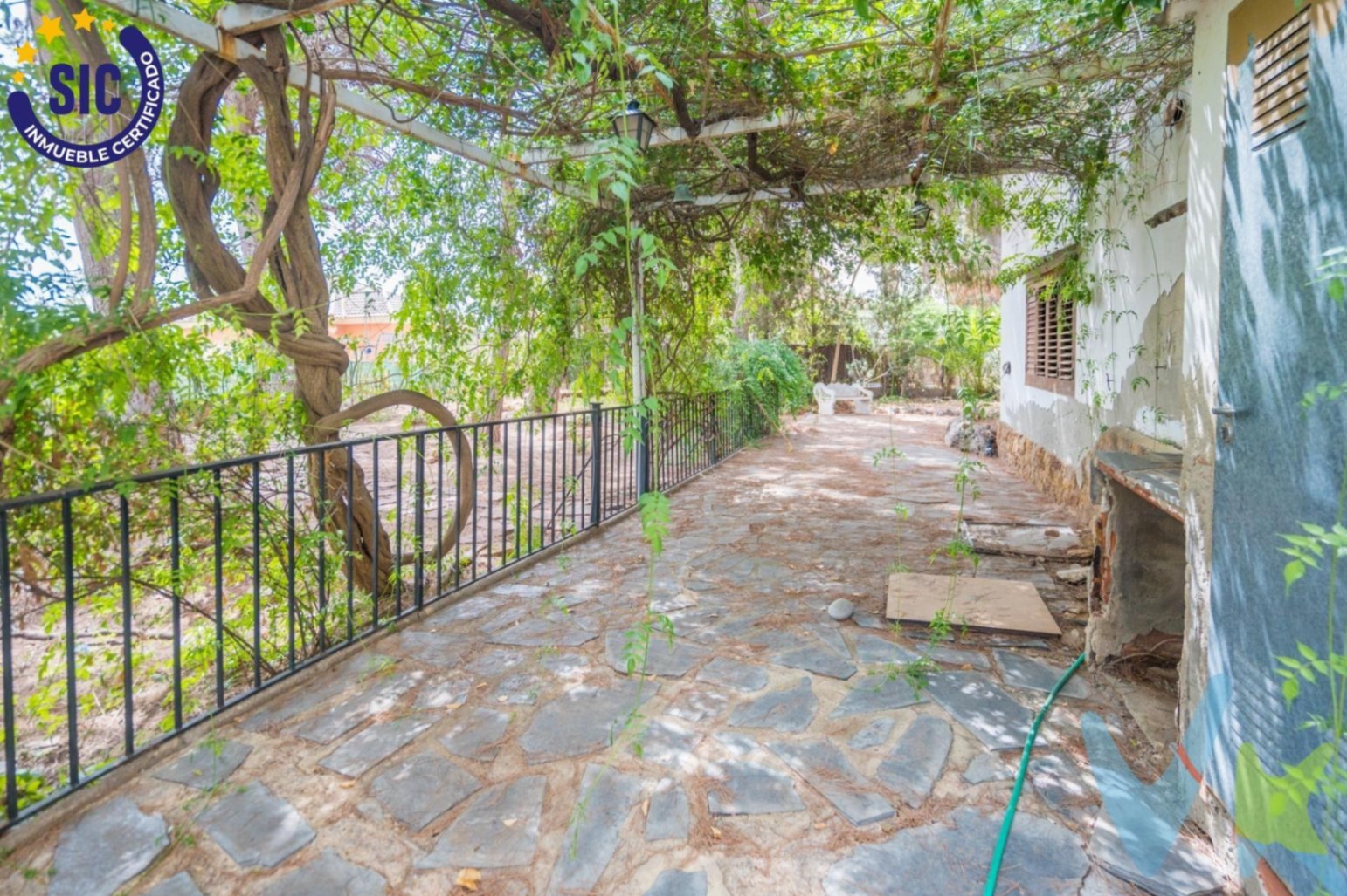 Chalet en venta con piscina y jardín en Serra, Valencia.