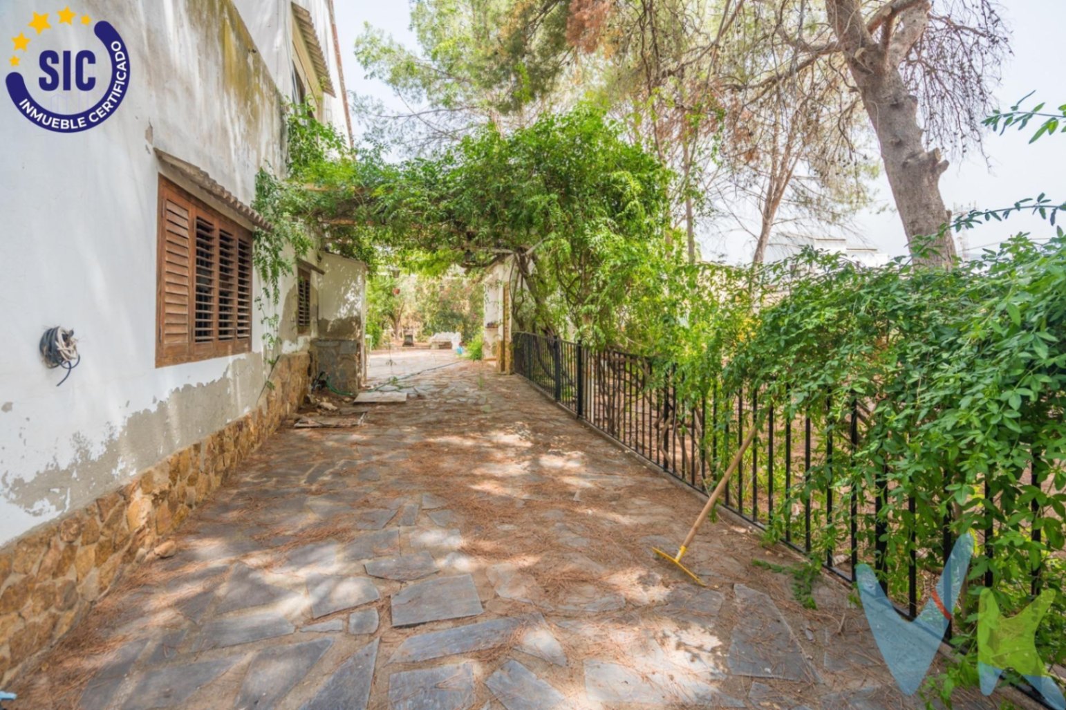 Chalet en venta con piscina y jardín en Serra, Valencia.
