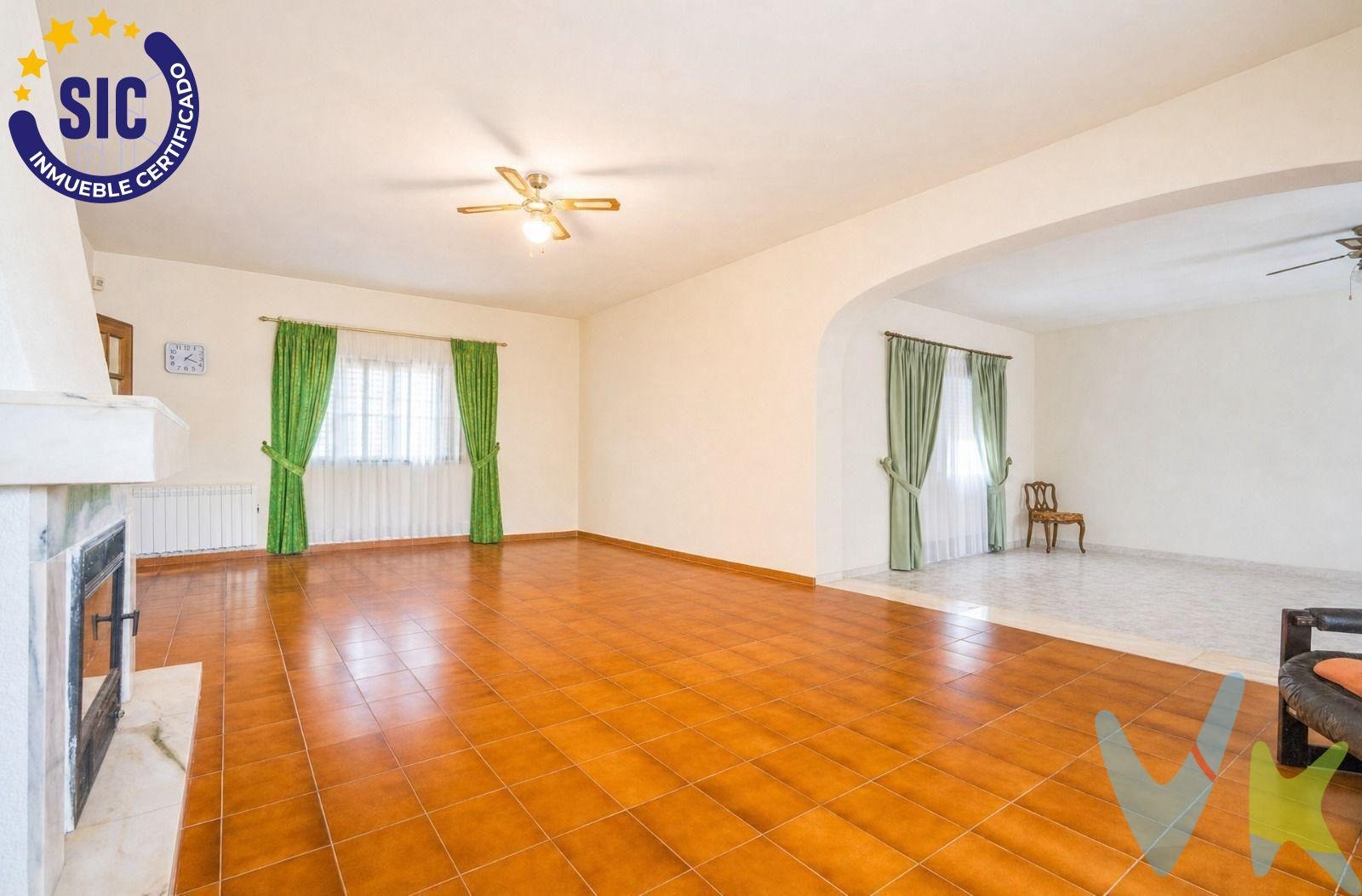 Chalet en venta con piscina y jardín en Serra, Valencia.